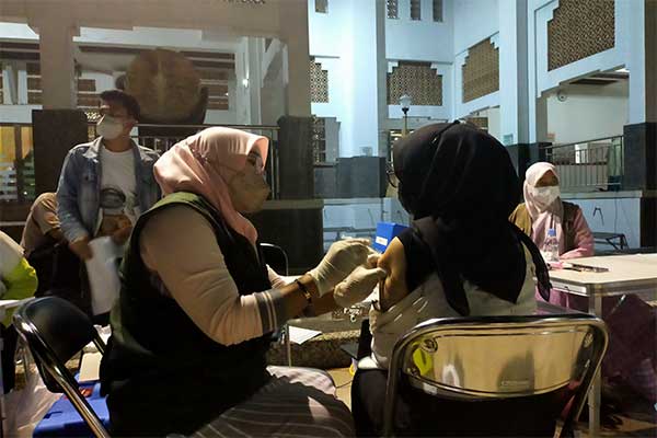 Seorang warga Kecamatan Argasari, melakukan vaksin ketiga (booster) usai melaksanakan solat tarawih. 