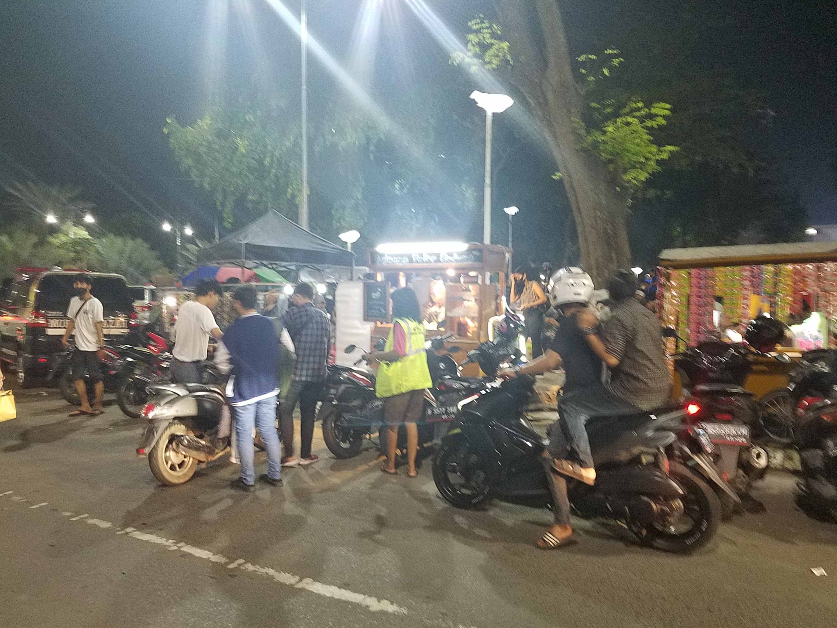 Warga memarkir kendaraan di alun-alun Kota Bekasi