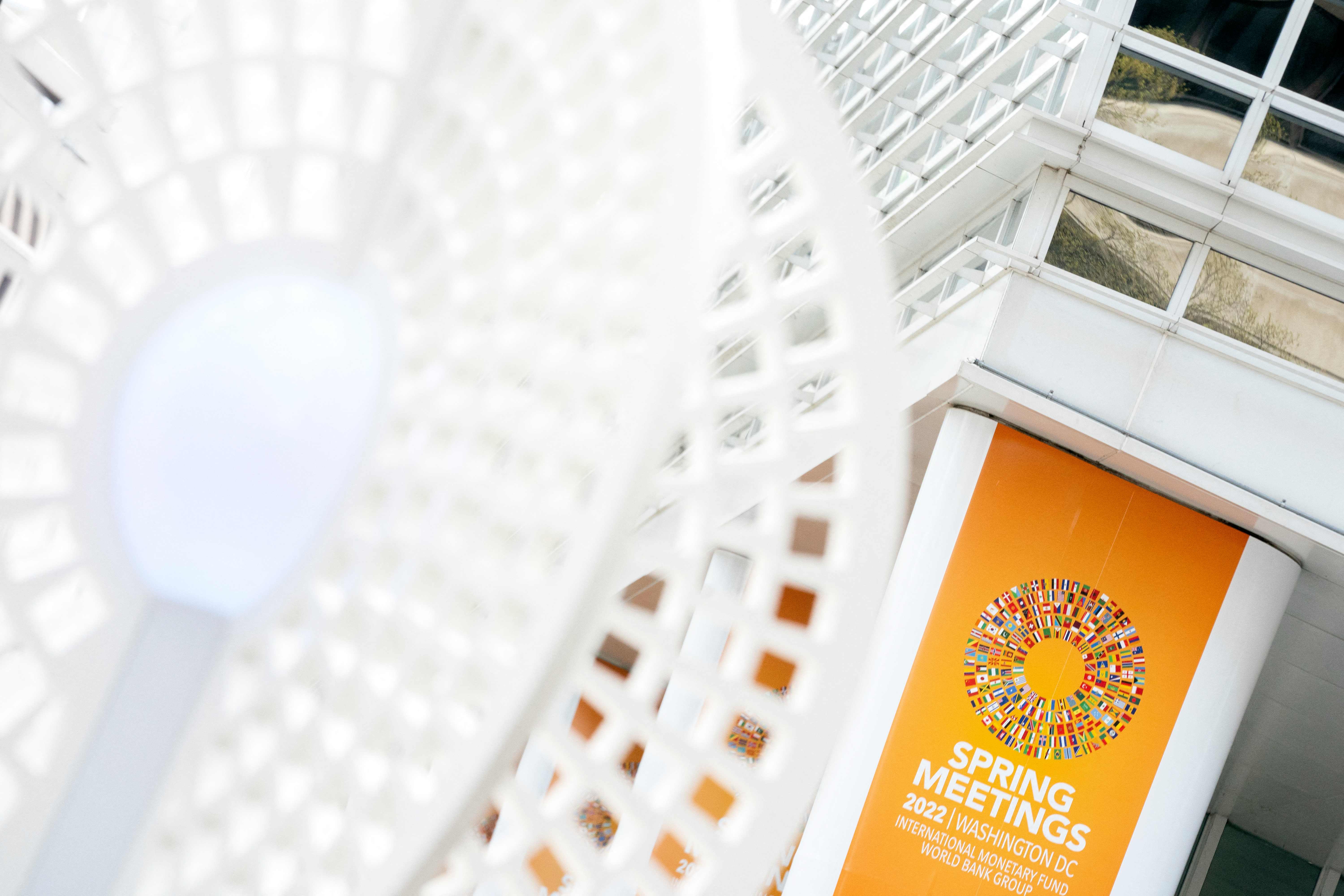 Sebuah tanda untuk Pertemuan Musim Semi tahunan Dana Moneter Internasional ditampilkan di luar kantor pusat Bank Dunia di Washington, DC.