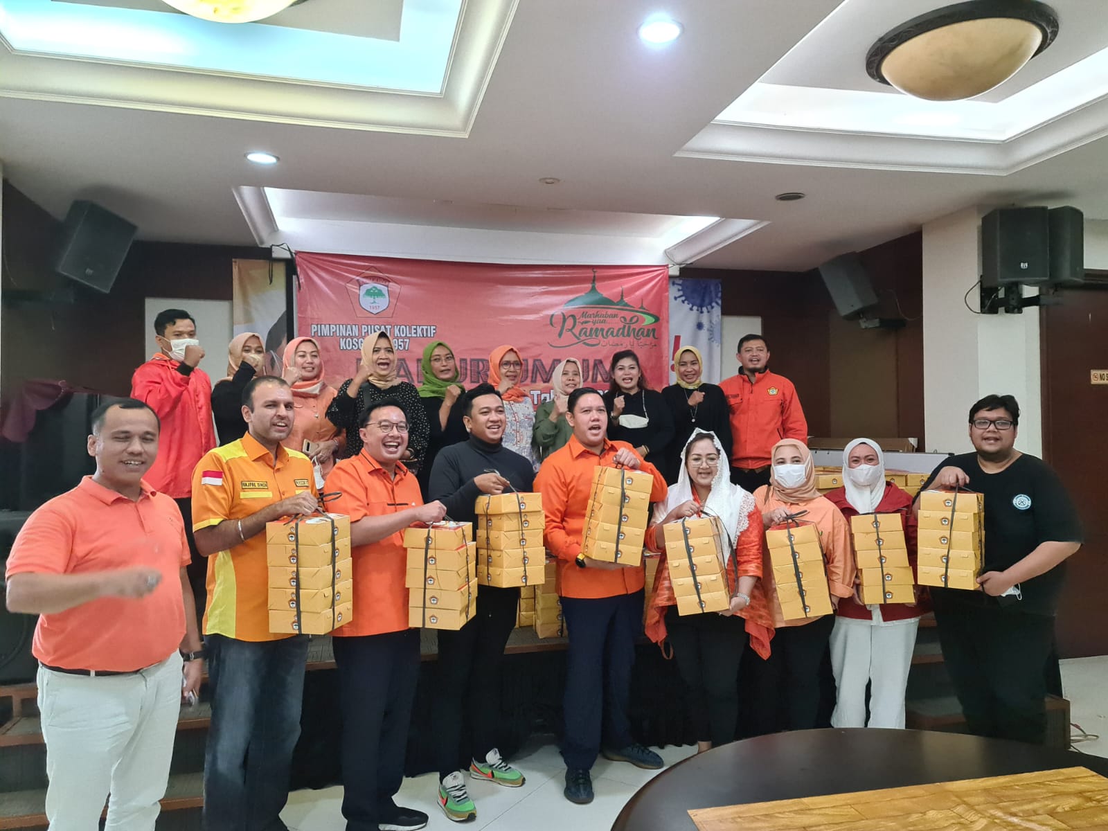 Kosgoro 1957 membagikan ratusan nasi kotak bagi warga Jabodetabek untuk berbuka puasa di bulan suci Ramadan.