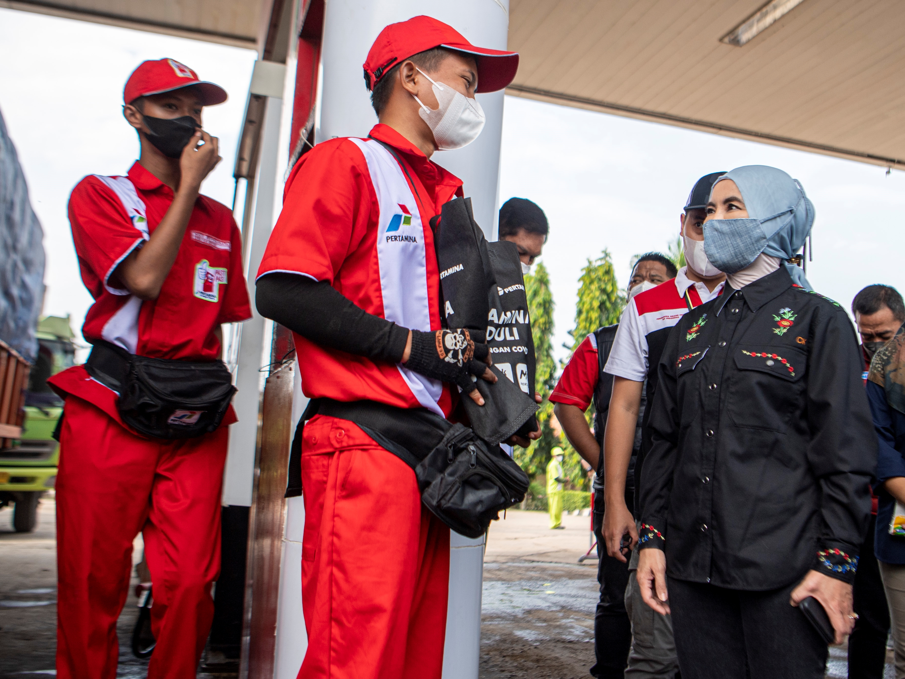 Dirut Pertamina Nicke Widyawati (kanan) berbincang dengan karyawan saat sidak di SPBU By Pass Soekarno Hatta Palembang, Minggu (3/4/2022).