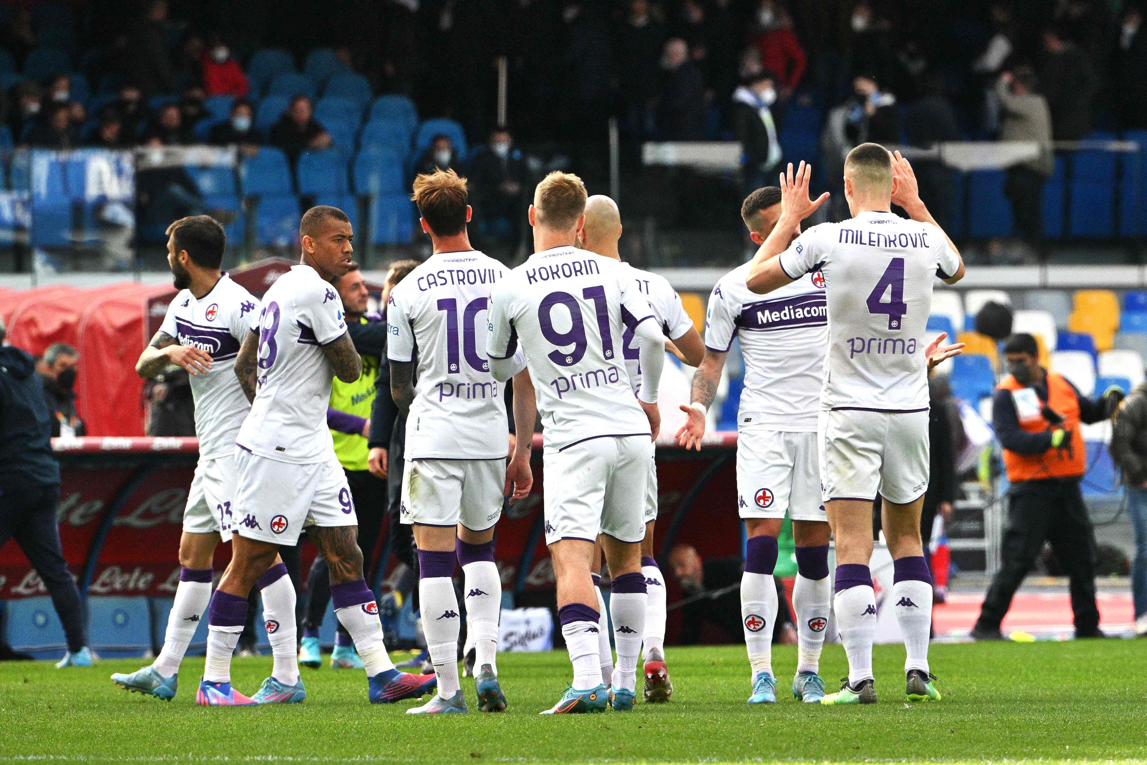 Para pemain Fiorentina melakukan selebrasi usai mengalahkan Napoli di laga Serie A.