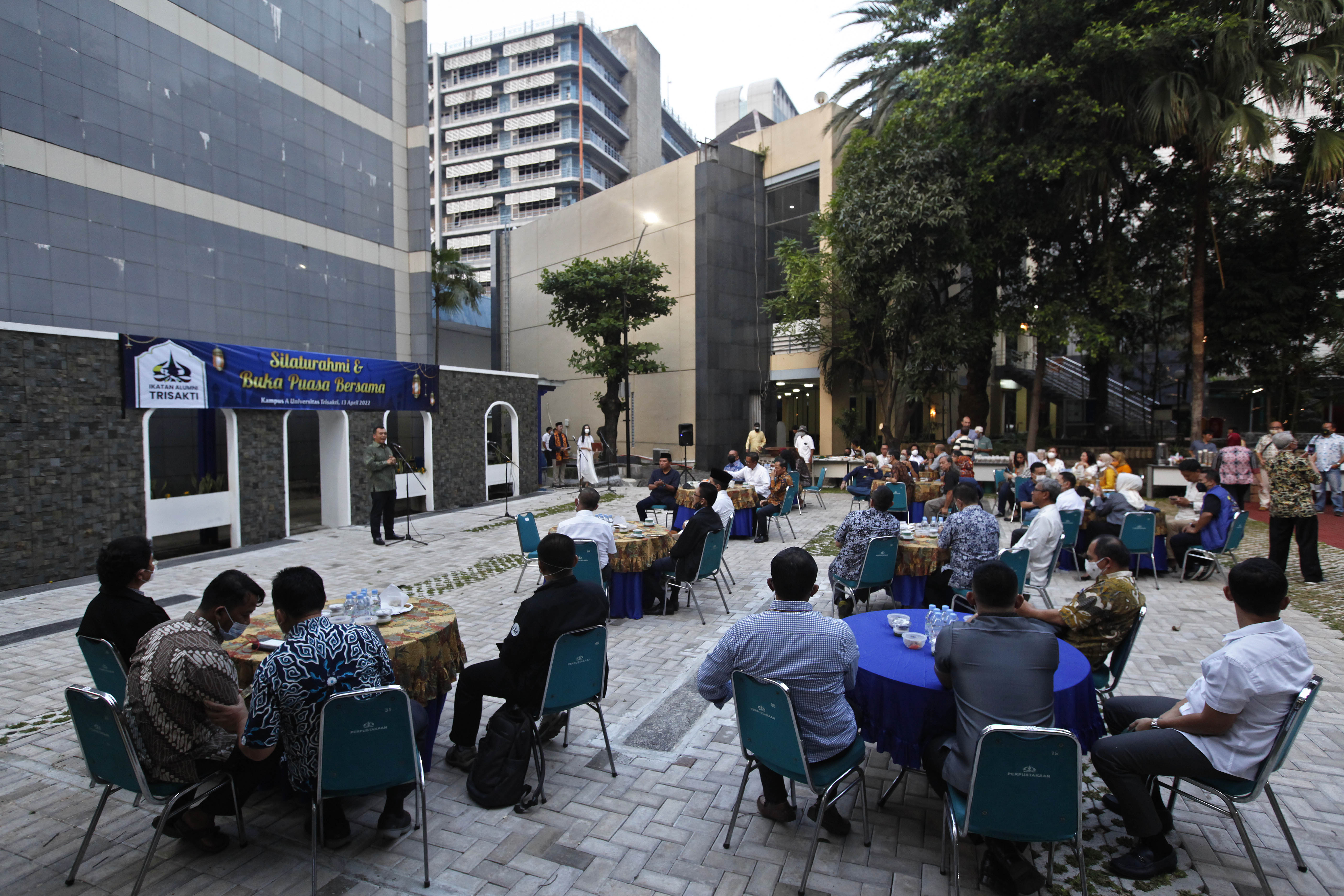 BUKA PUASA BERSAMA: Ketua IKA Trisakti Silmy Karim menyampaikan sambutan dalam silaturahim dan buka puasa bersama di Kampus Trisakti Jakarta