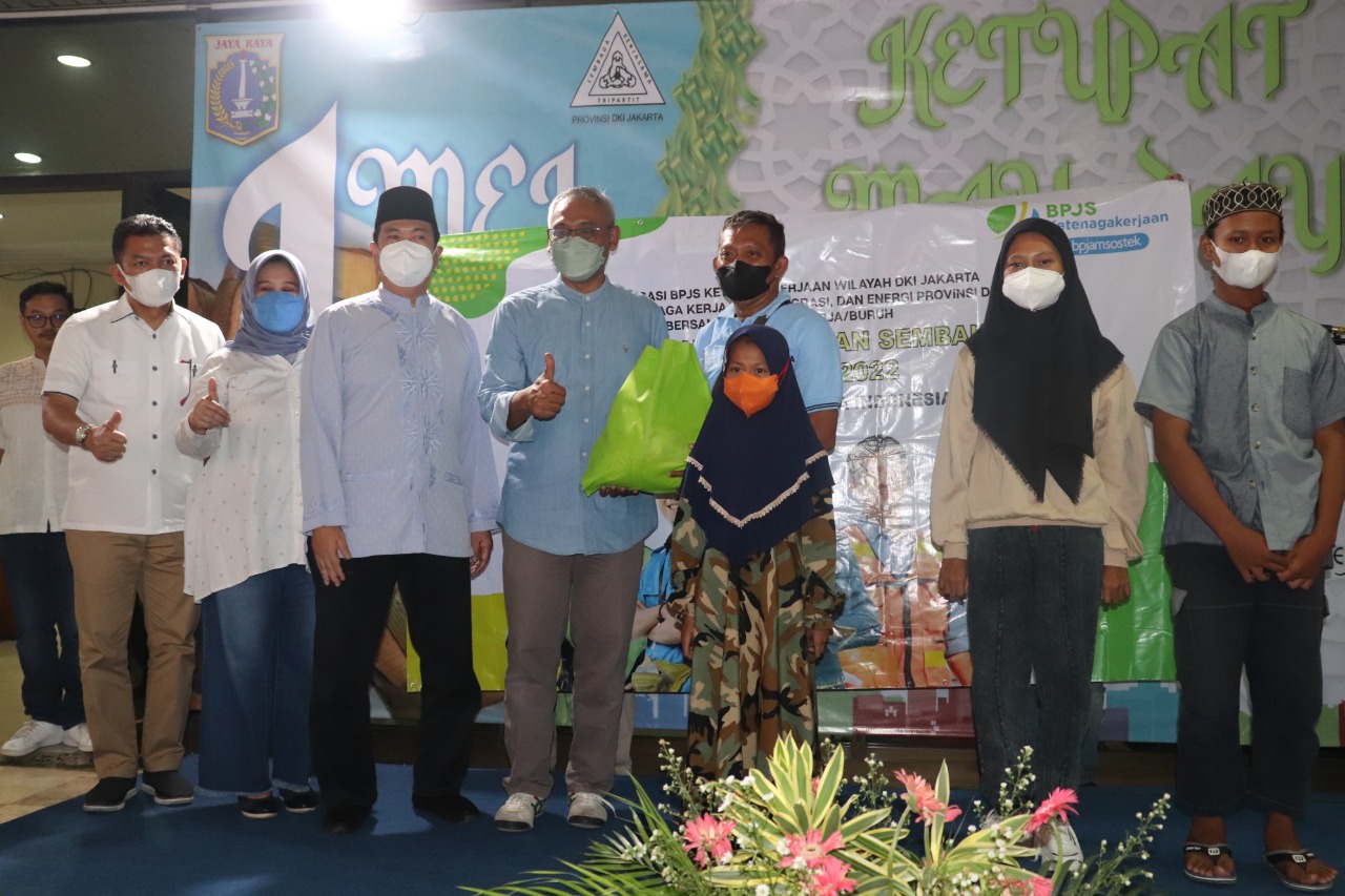 Peringati Hari Buruh Internasional (May Day), BPJS Ketanagakerjaan menyalurkan 4.400 Sembako kepada para pekerja.