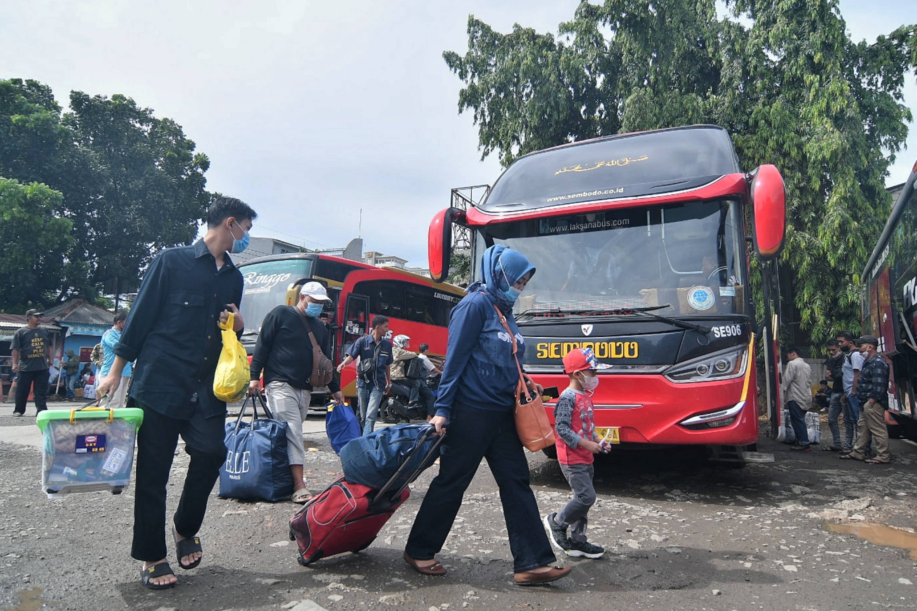 Pemudik membawa barang bawaannya menuju Bus di Terminal Lebak Bulus, Jakarta, Kamis (28/4).