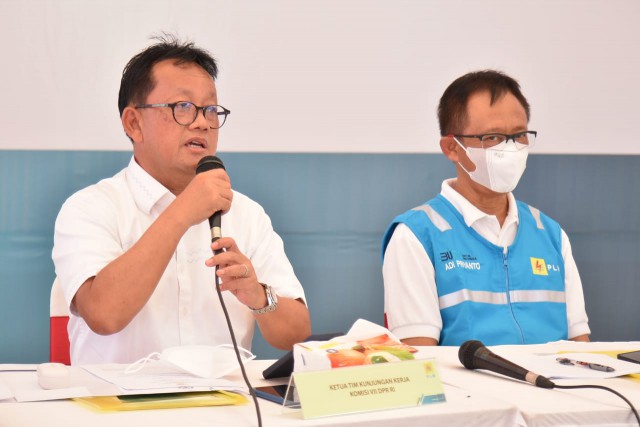 Ketua Komisi VII Sugeng Suparwoto saat memimpin Tim Kunker Komisi VII DPR RI di PLTMG Holtekamp 50 MW. 