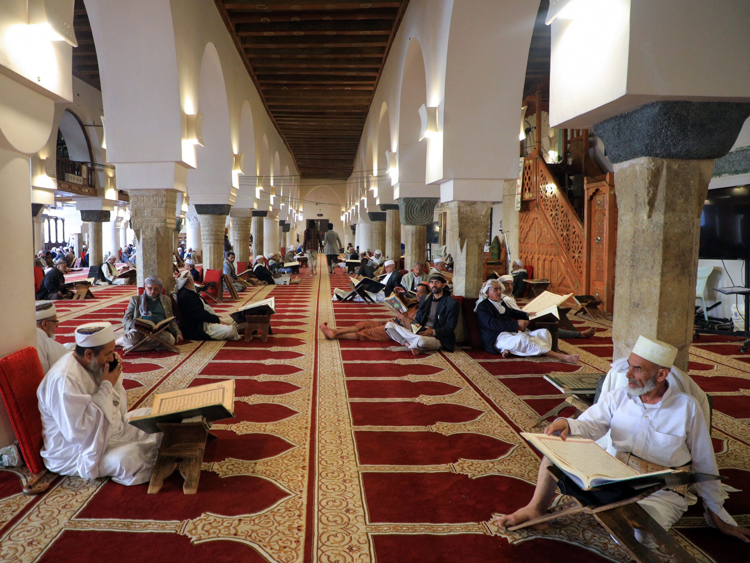 Syiah Mulai Ramadan pada Minggu, Mayoritas Suni di Sabtu