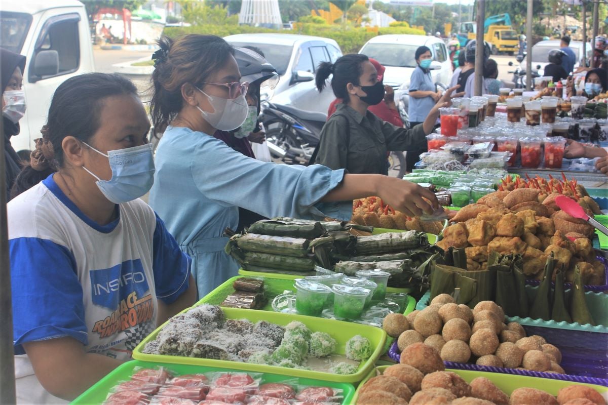 Warga berbelanja takjil di yang dijual pedagang di Jalan Urip Sumoharjo, Kota Kupang, NTT, Kamis (6/4/2022).