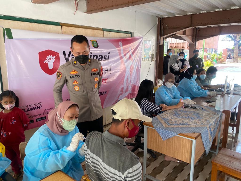 Polda Metro Jaya bersama Tim Relawan Siap Bergerak menggelar Vaksinasi Merdeka Booster yang bergerak di wilayah DKI Jakarta dan sekitarnya.