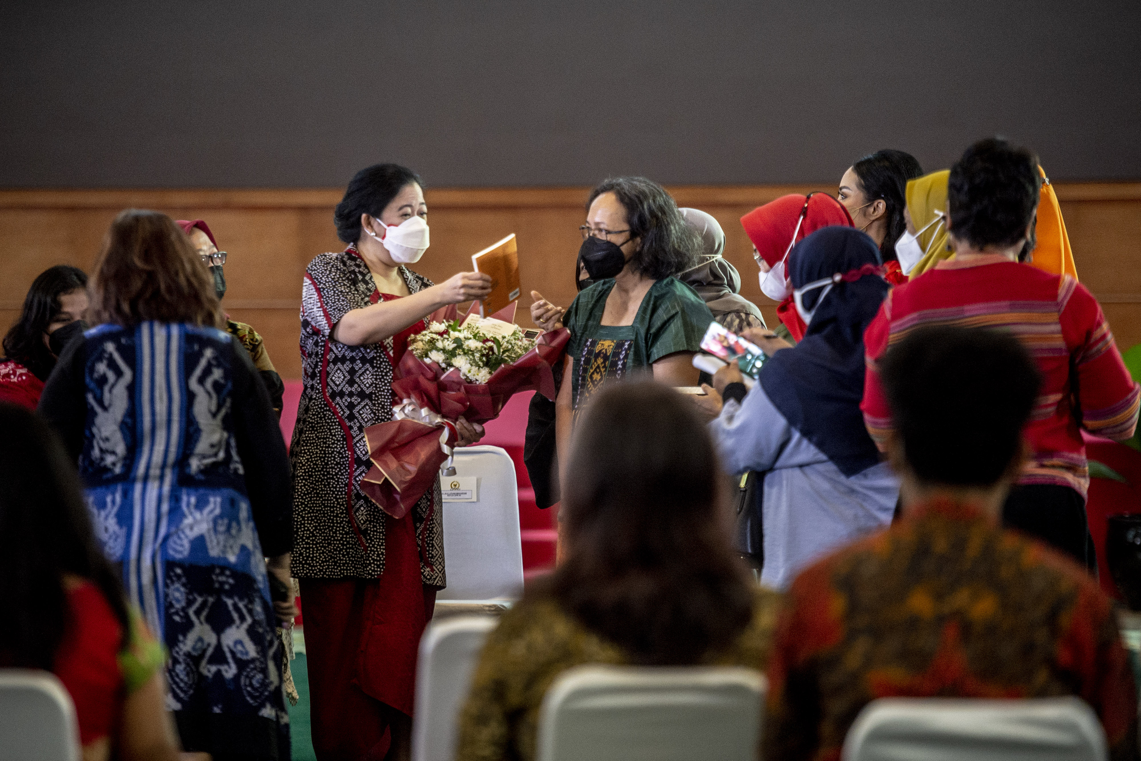 Ketua DPR Puan Maharani (kiri) menerima buku dan karangan bunga dari sejumlah aktivis perempuan di Parlemen, Senayan, Jakarta, hari ini.