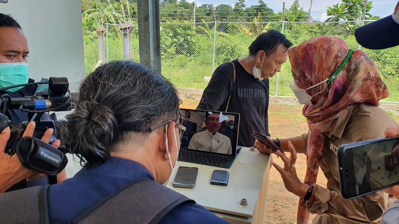 Petugas BAKTi Kominfo melakukan teleconference dengan Menkominfo Johnny G Plate usai mengaktifkan BTS 46 di Pegunungan Bintang, Papua