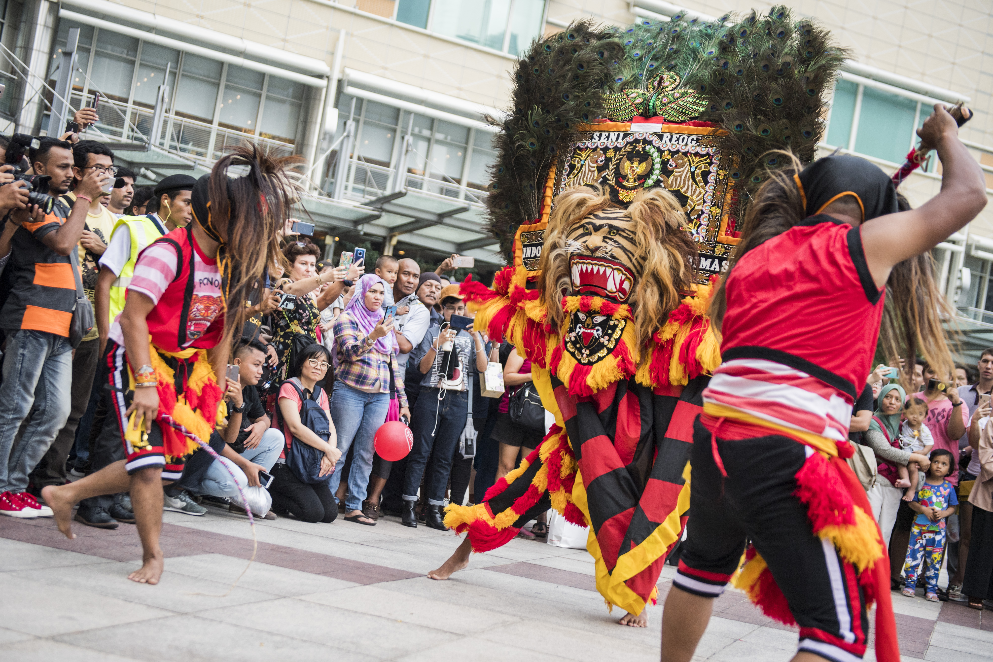 Prajurit TNI menampilkan kesenian Reog Ponorogo di Malaysia pada 2019 lalu.