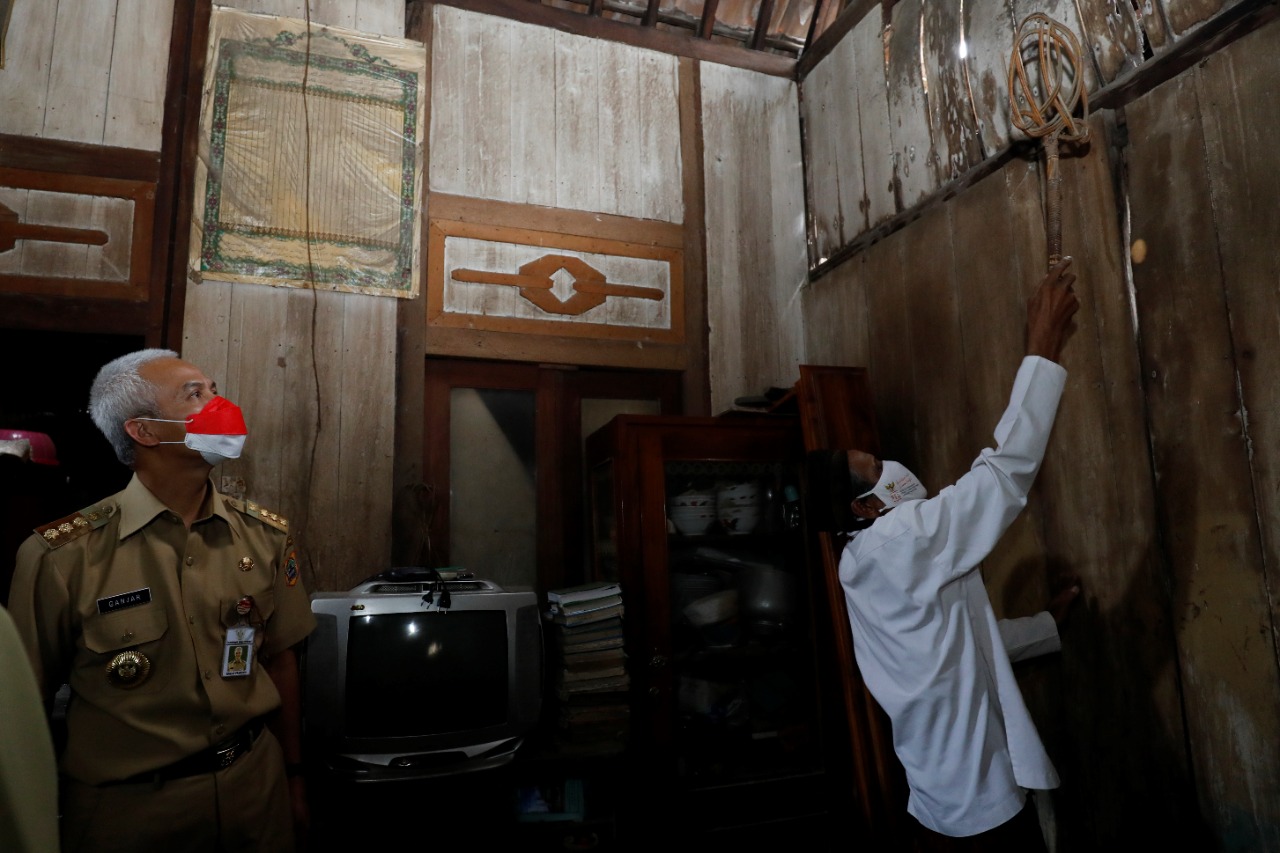 Gubernur Jawa Tengah, Ganjar Pranowo bersama Baznas Jateng menyalurkan zakat, infak, sedekah (ZIS)  ke dua guru ngaji di Kelurahan Trompo, K