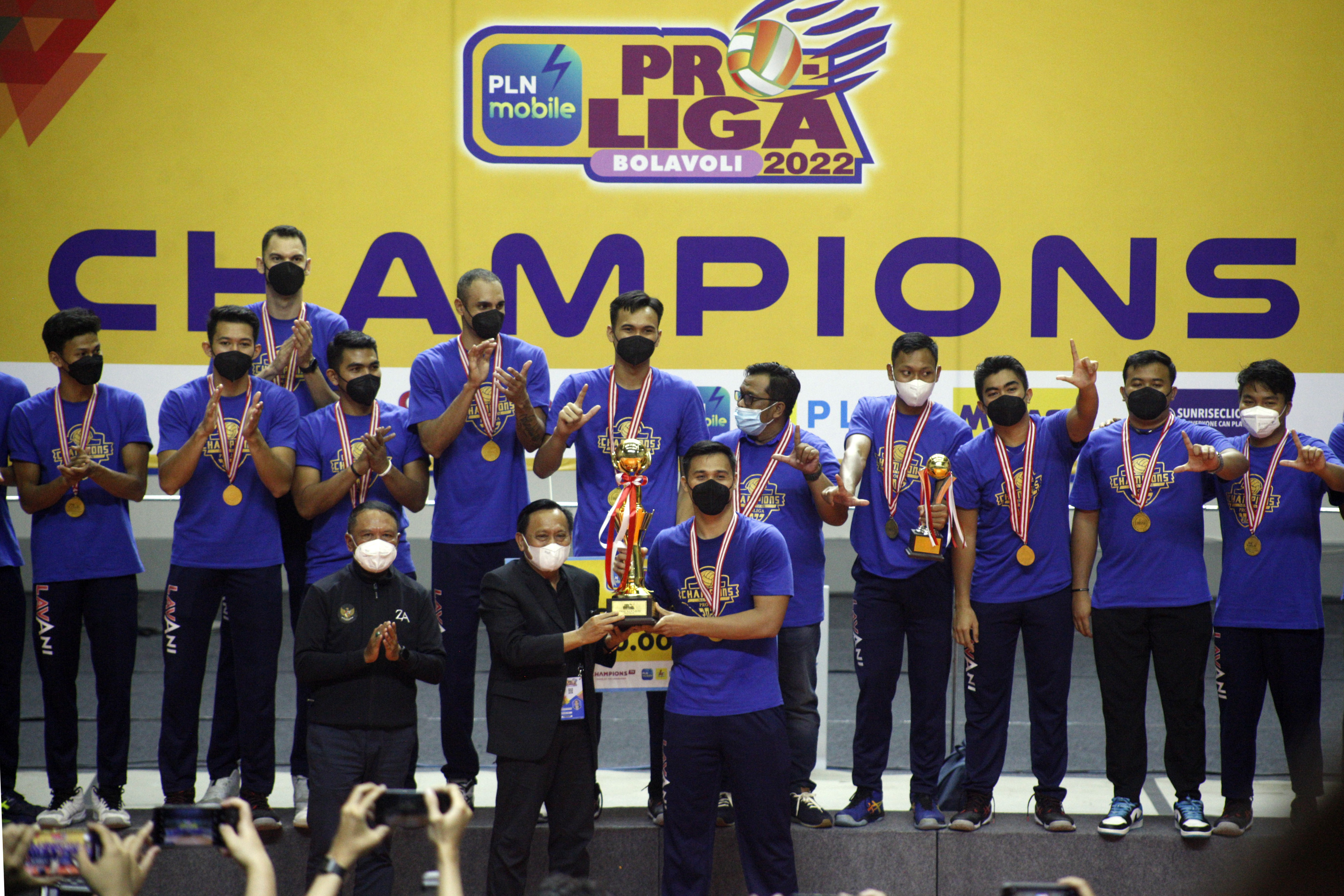 Ketua PBVSI Imam Sudjarwo (kedua kiri depan) memberikan piala kepada tim Bogor Lavani yang menjadi juara Proliga 2022.