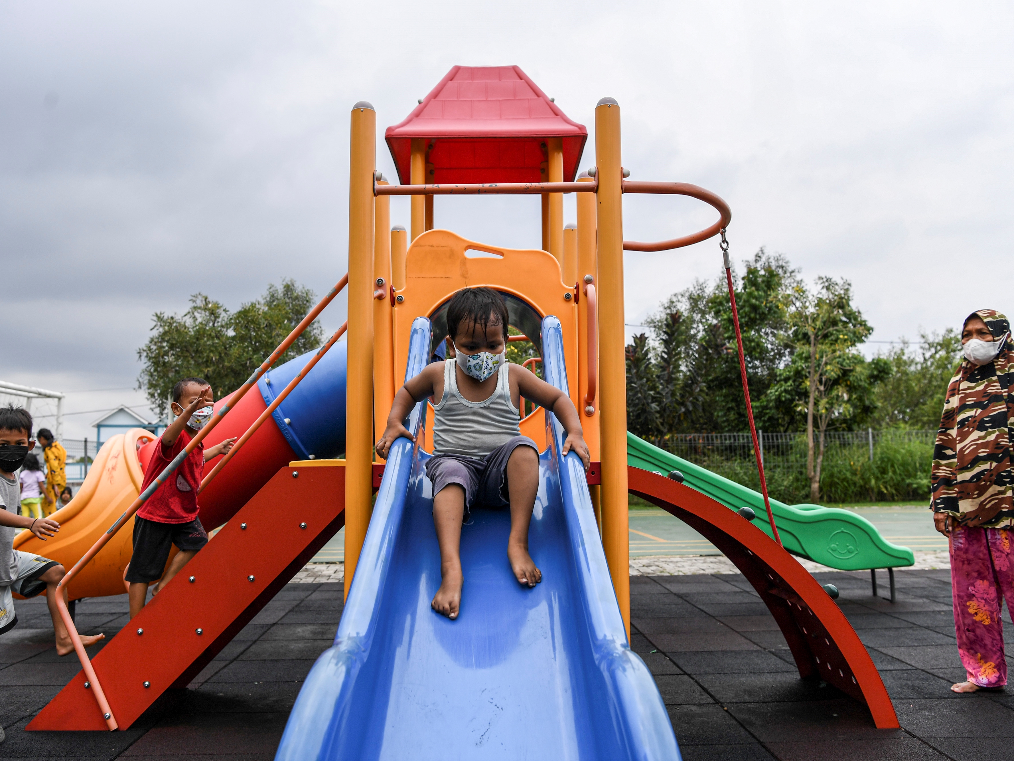Sejumlah bocah mengenakan masker bermain di Ruang Publik Terpadu Ramah Anak Si Pitung, kawasan Rusunawa Marunda, Jakut.