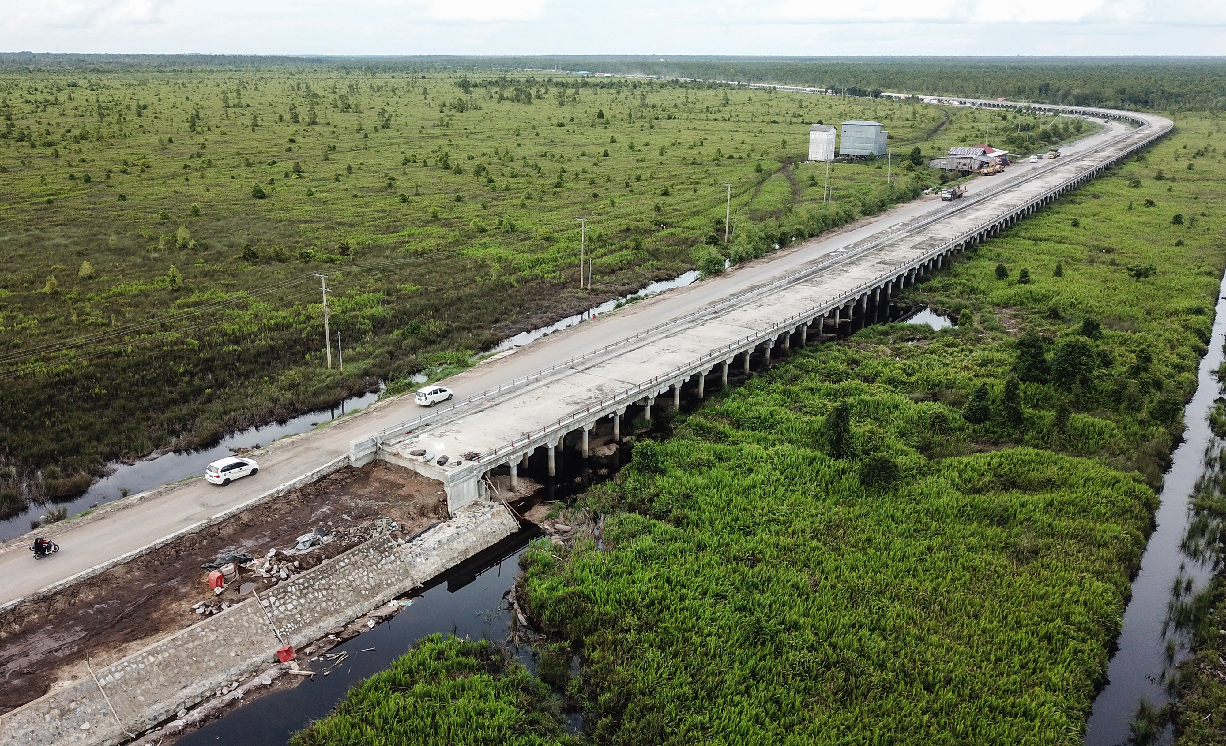 Pembangunan jembatan layang di Jalan Trans Kalimantan Bukit Rawi, Pulang Pisau, Kalimantan Tengah, 
