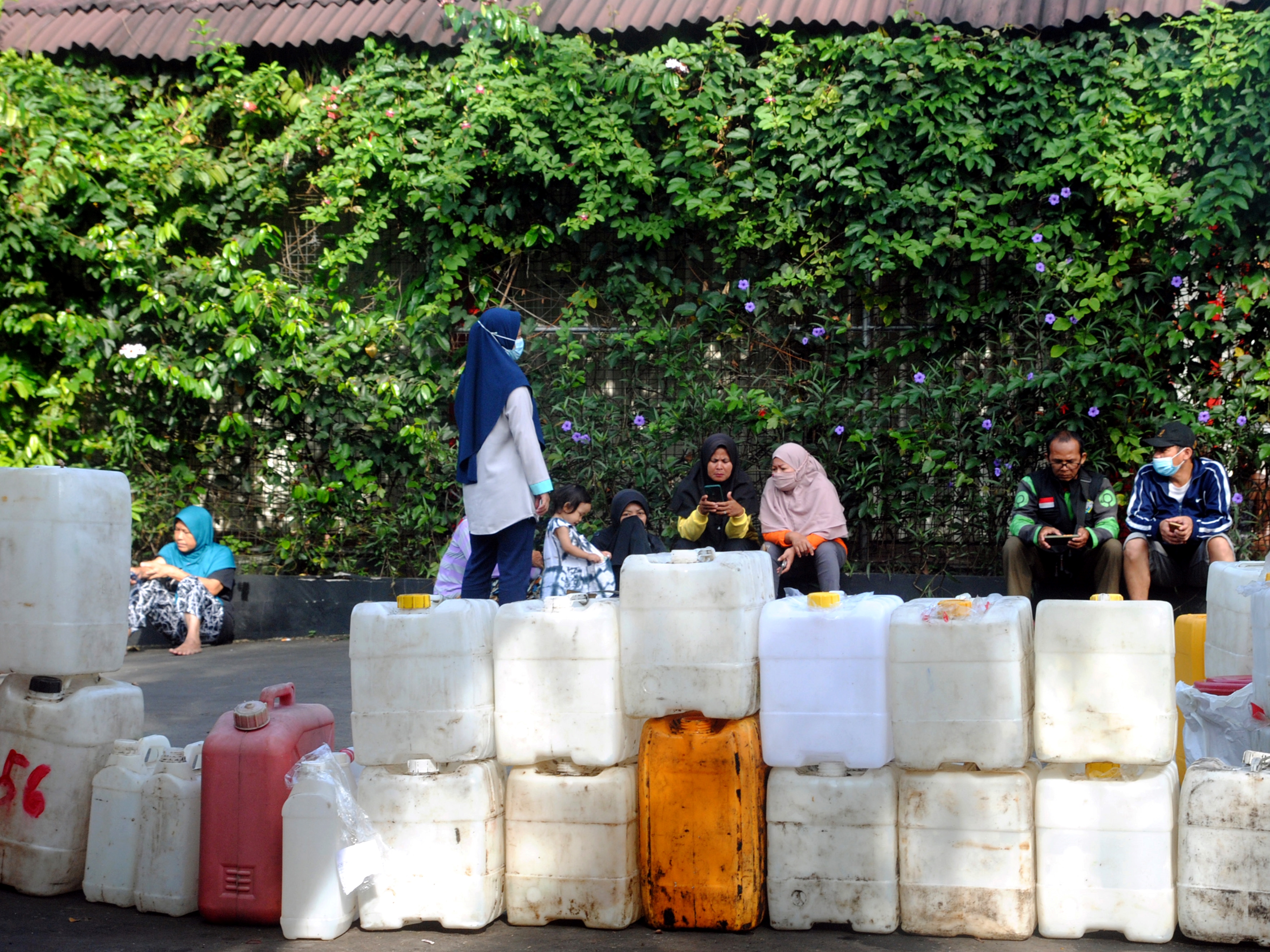 Warga menunggu pembelian minyak goreng curah bersubsidi di distributor minyak goreng curah, Sindangbarang, Kota Bogor, Selasa (5/4).
