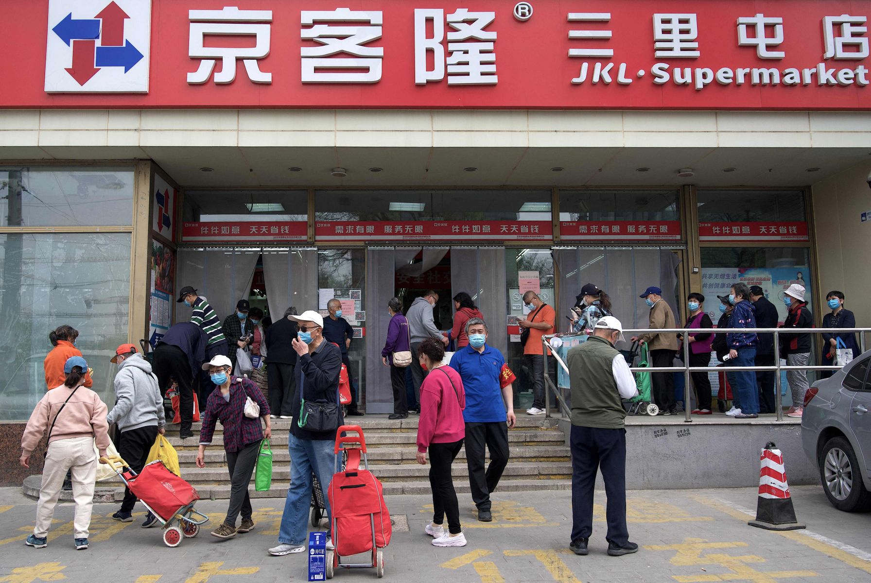 Khawatir lockdown diterapkan. warga mengantre untuk membeli barang-barang kebutuhan pokok di sebuah supemarket di Beijing, Senin (25/4). 