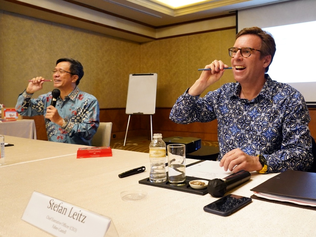 Stefan Leitz (kanan) dan Yandramin Halim memastikan keamanan pensil Faber-Castell jika termakan oleh anak karena berstandar CE dari Eropa.