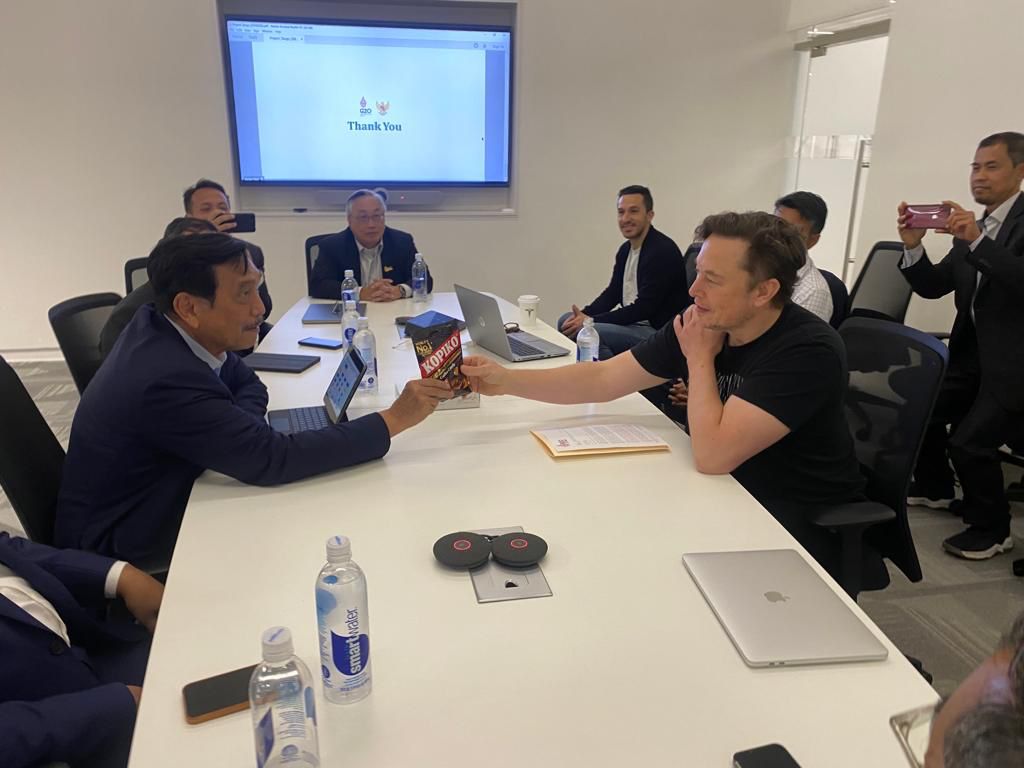 Menteri Koordinator Bidang Kemaritiman dan Investasi Luhut Binsar Pandjaitan dan rombongan bertemu langsung dan membahas sejumlah isu.