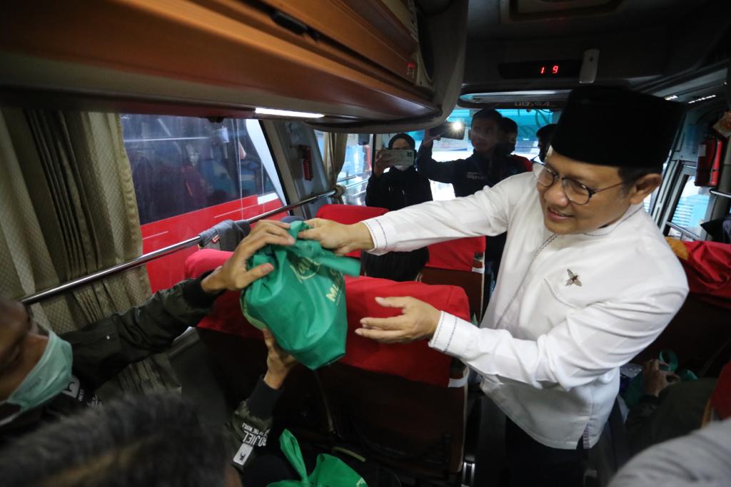 Ketua Umum PKB membagikan takjil kepada pemudik di pool Damri, Jakpus
