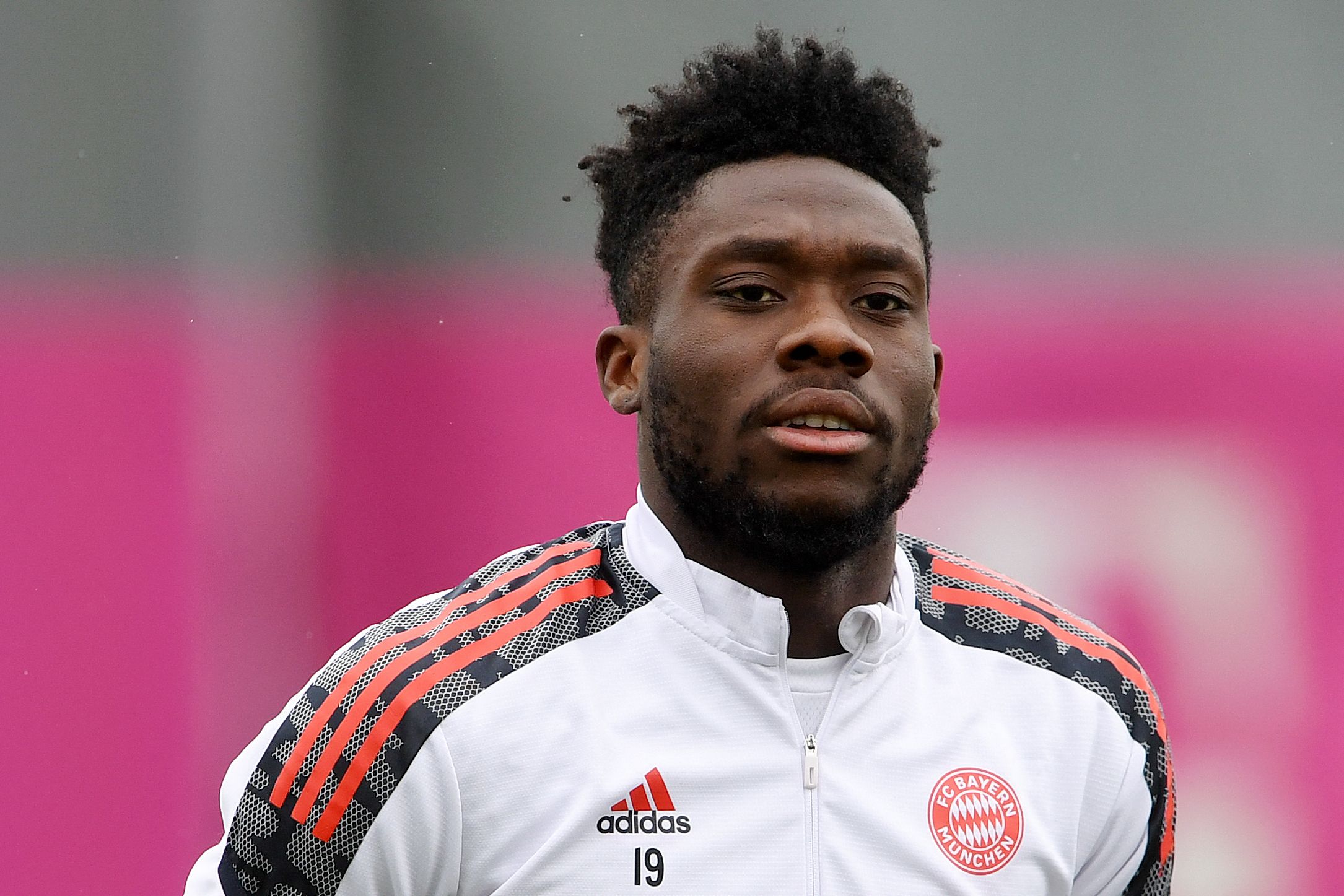 Gelandang Bayern Alphonso Davies ambil bagian dalam sesi latihan jelang laga Liga Champions melawan Villarreal.