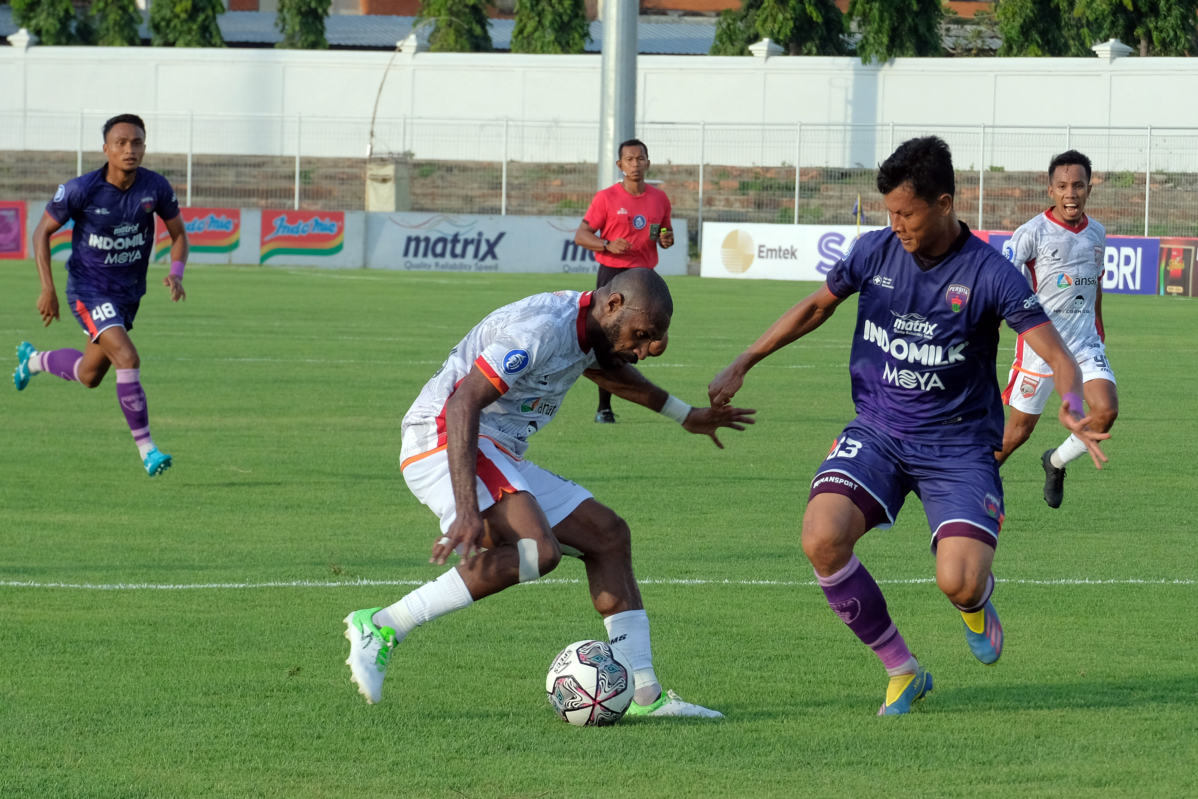 Pesepak bola Borneo FC Boaz Solossa (kiri)