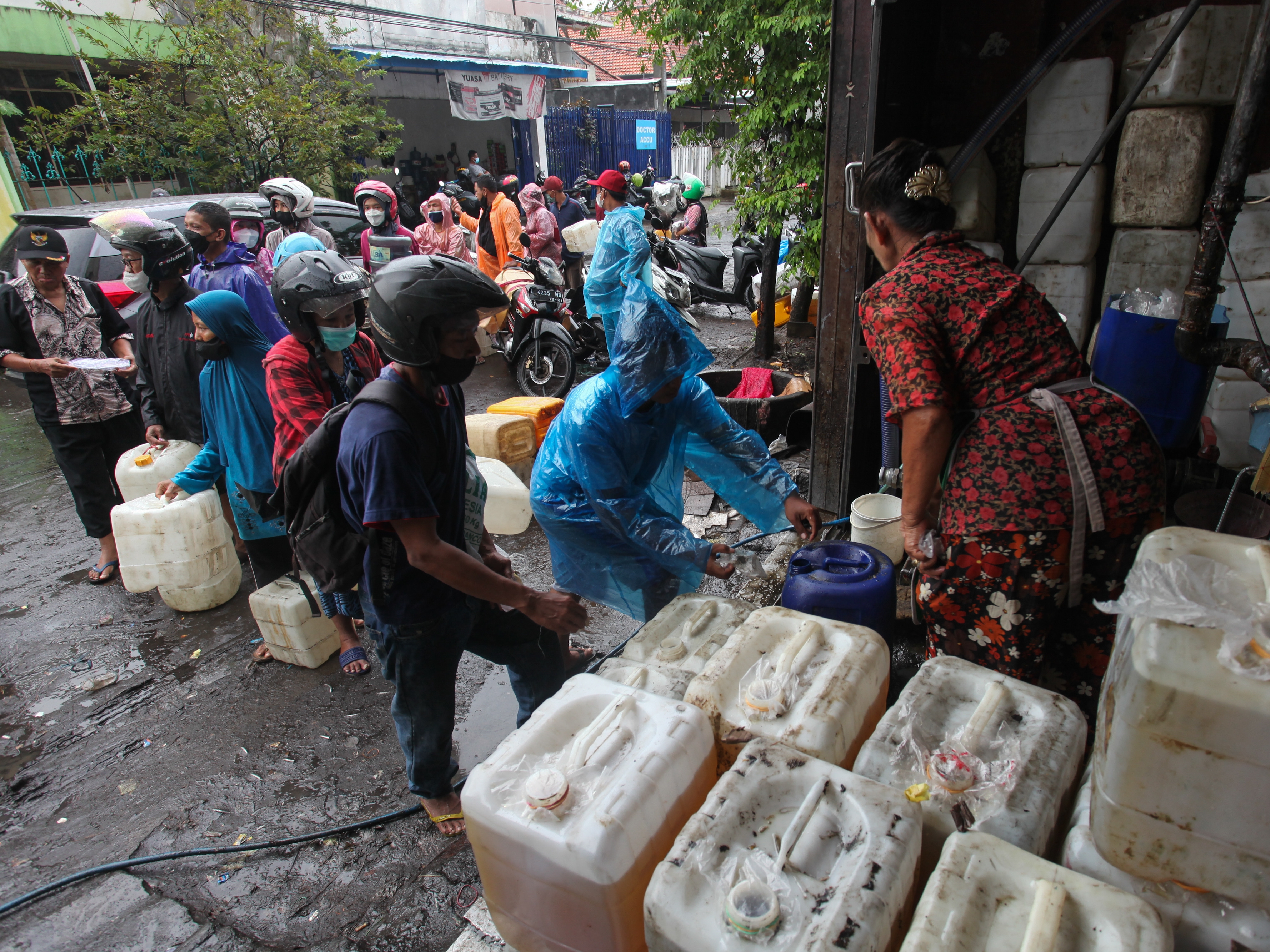 Warga antre untuk membeli minyak goreng curah di salah satu agen minyak goreng di kawasan Pucang Adi, Surabaya, Jatim, Sabtu (2/4/2022).
