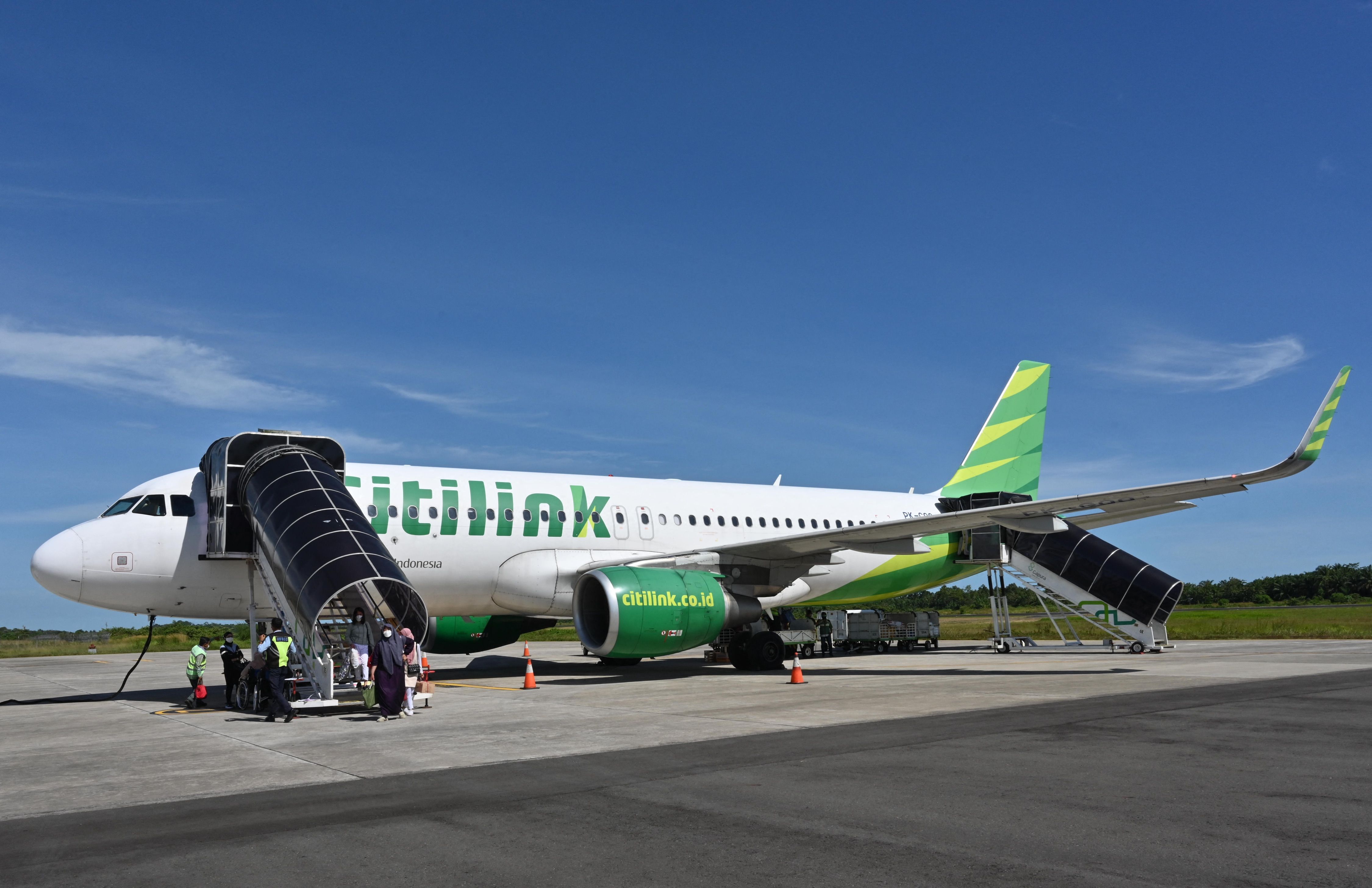 Penumpang turun dari pesawat Citilink