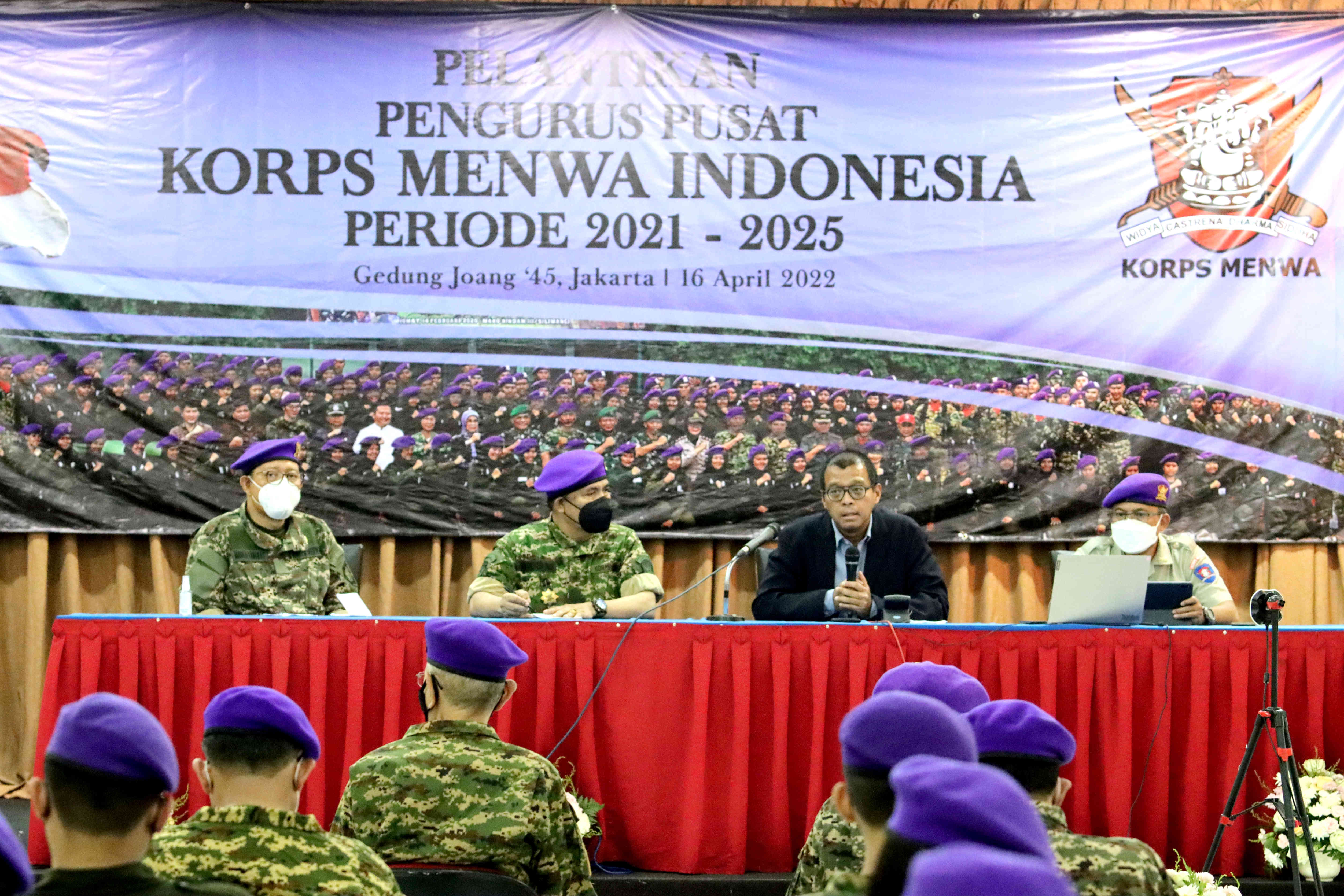 Acara pelantikan pengurus Korps Menwa Indonesia, di Gedung Joang 45, Jakarta, Sabtu (16/4).