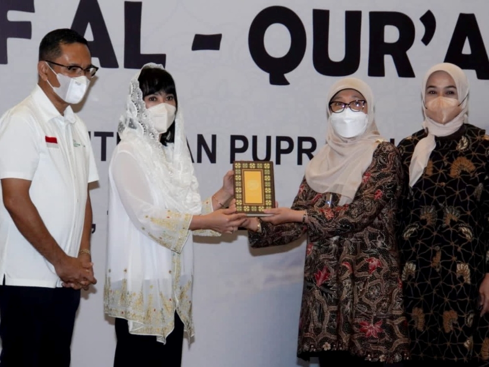 Penyerahan secara simbolis dilakukan oleh Andresca Saleh Husin kepada Kartika Basuki Hadimuljono. 