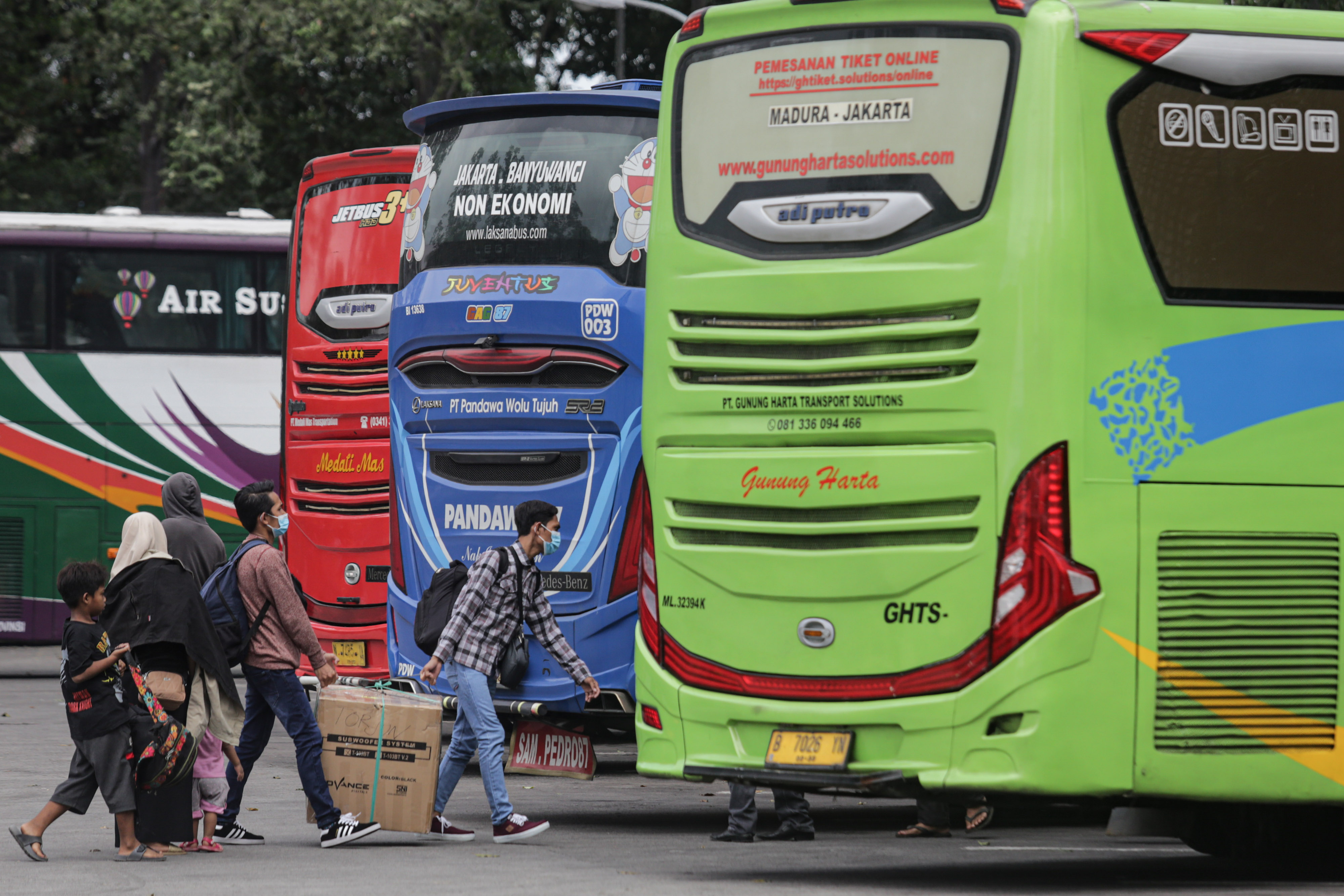Calon penumpang berjalan menuju bus di Terminal Poris Plawad, Tangerang, Banten.