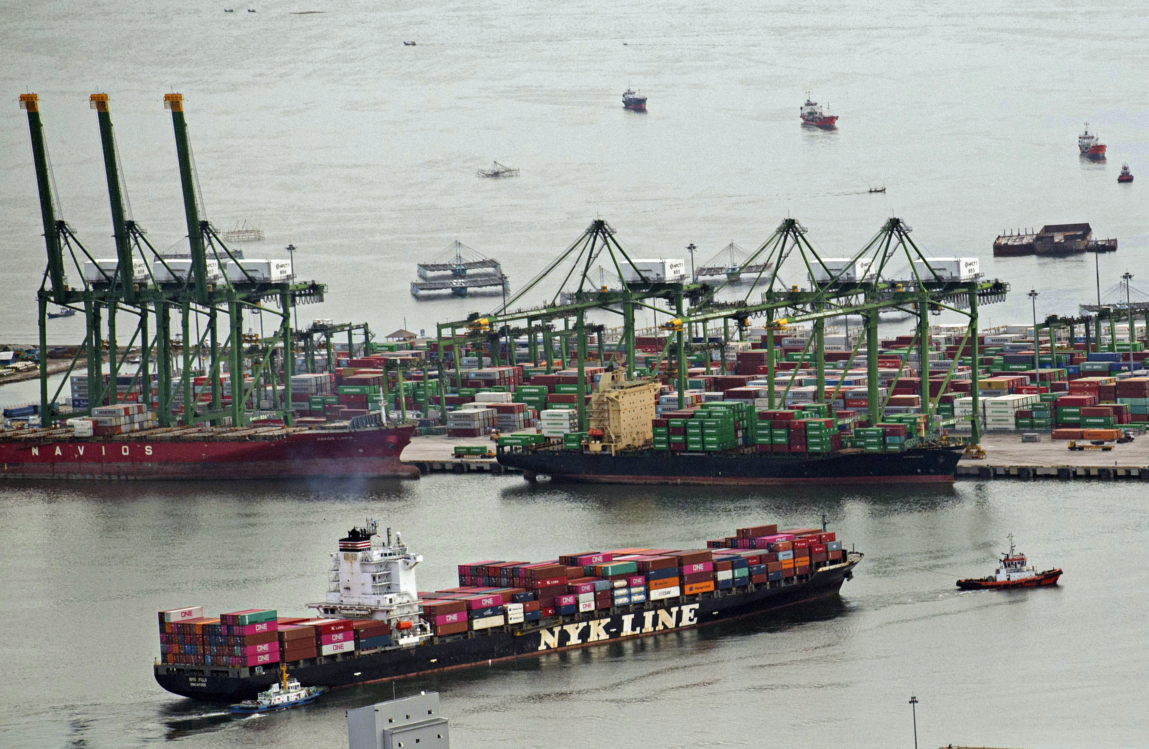 Foto udara aktivitas bongkar muat kontainer di Pelabuhan Tanjung Priok, Jakarta.