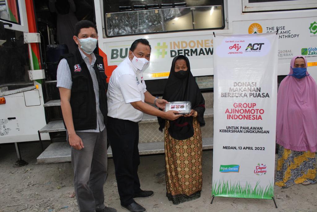 Ajinomoto dan ACT menggelar aksi berbagi paket buka puasa kepada para pahlawan kebersihan di sekitar Kalibaru, Jakarta Utara.