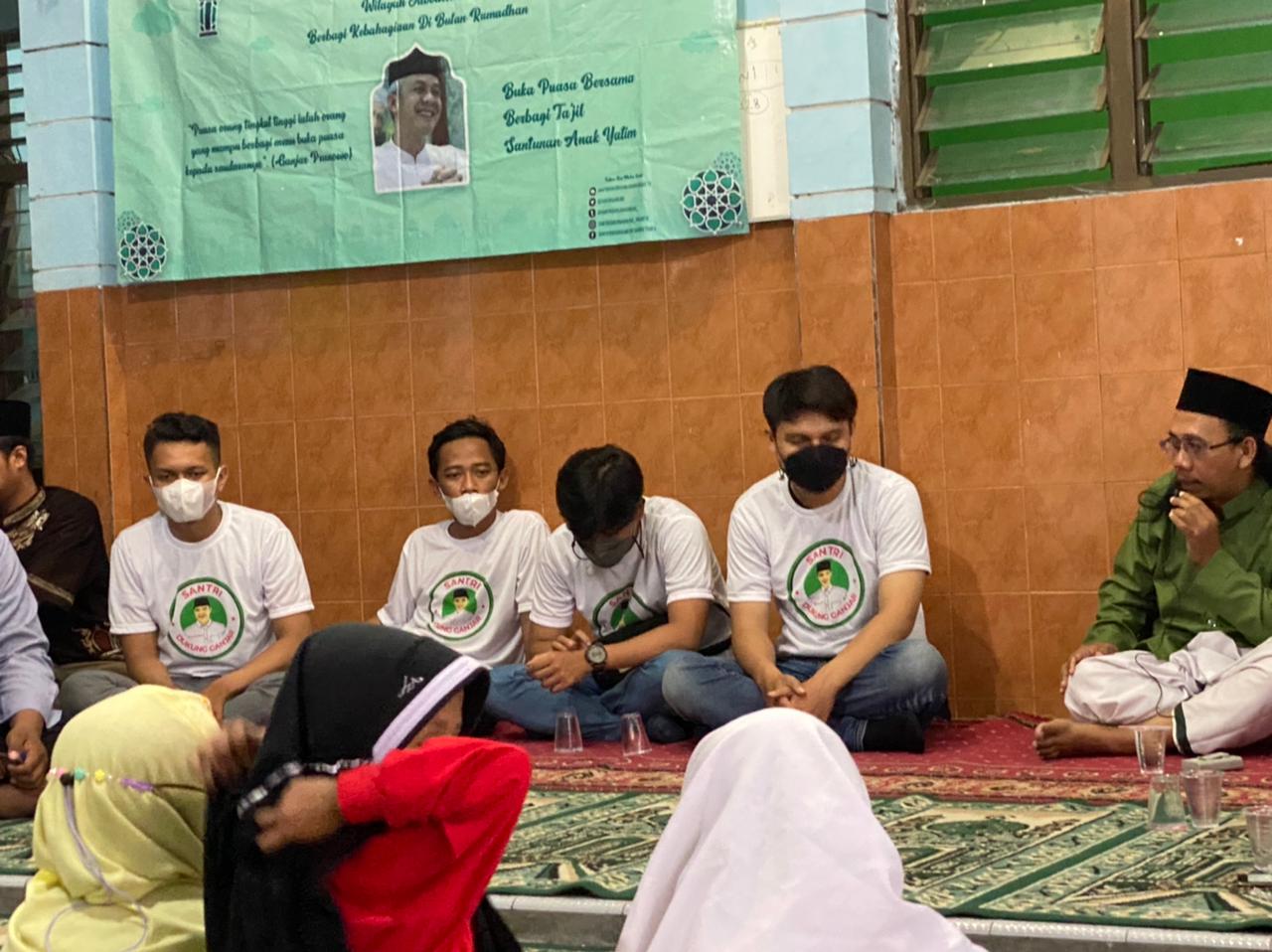Relawan Santri Dukung Ganjar Wilayah Jabodetabek menggelar santunan dan buka puasa bersama anak yatim piatu di Madrasah Al Bayinah, Rawa Bad