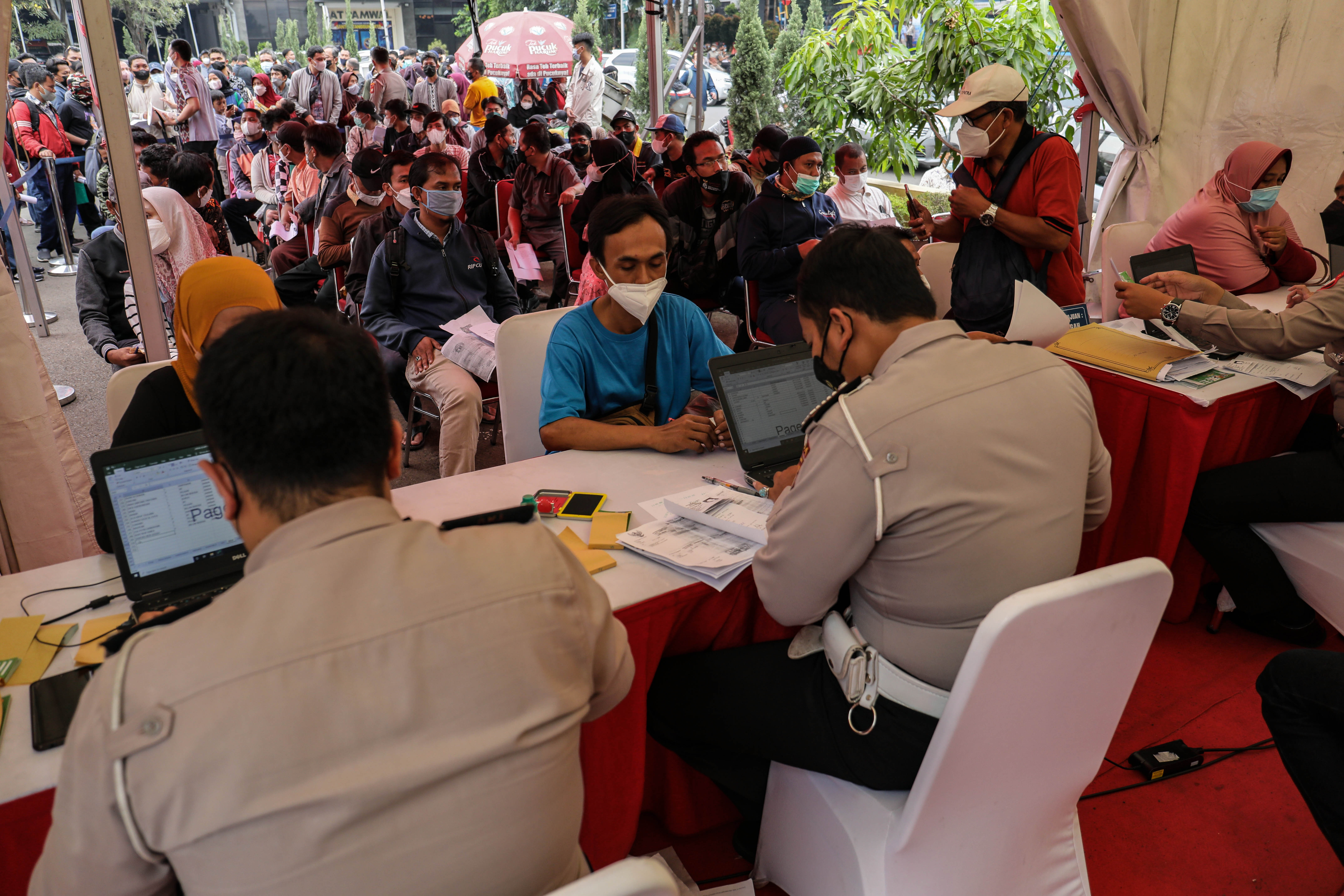 Ilustrasi Warga antre daftar mudik di posko mudik gratis