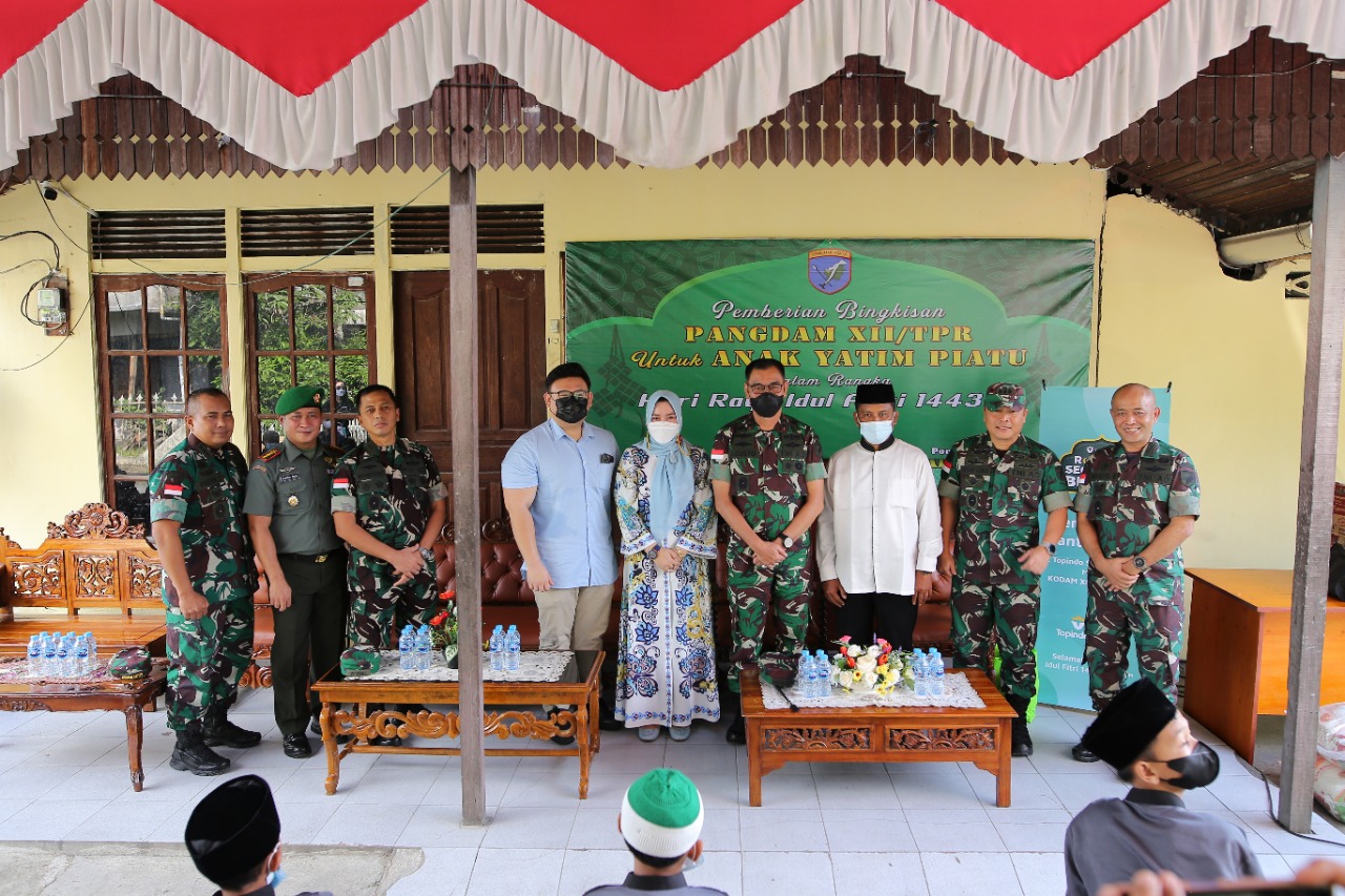 Penyaluran donasi bahan pokok ke warga Kalbar oleh Topindoku dan Kodam Tanjungpura