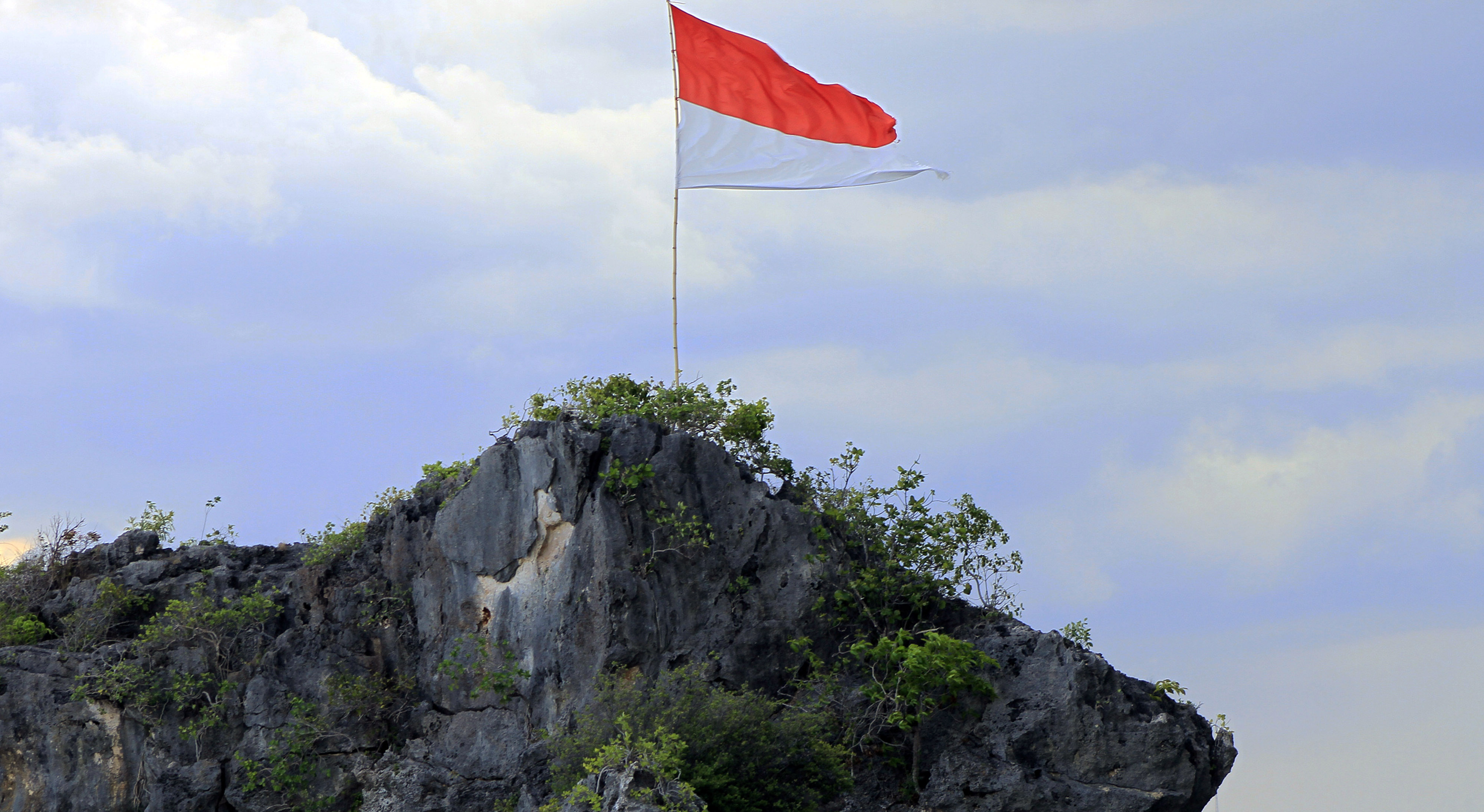 bendera Indoensia berkibar di Kampung Merah Putih, Rote Ndao, NTT