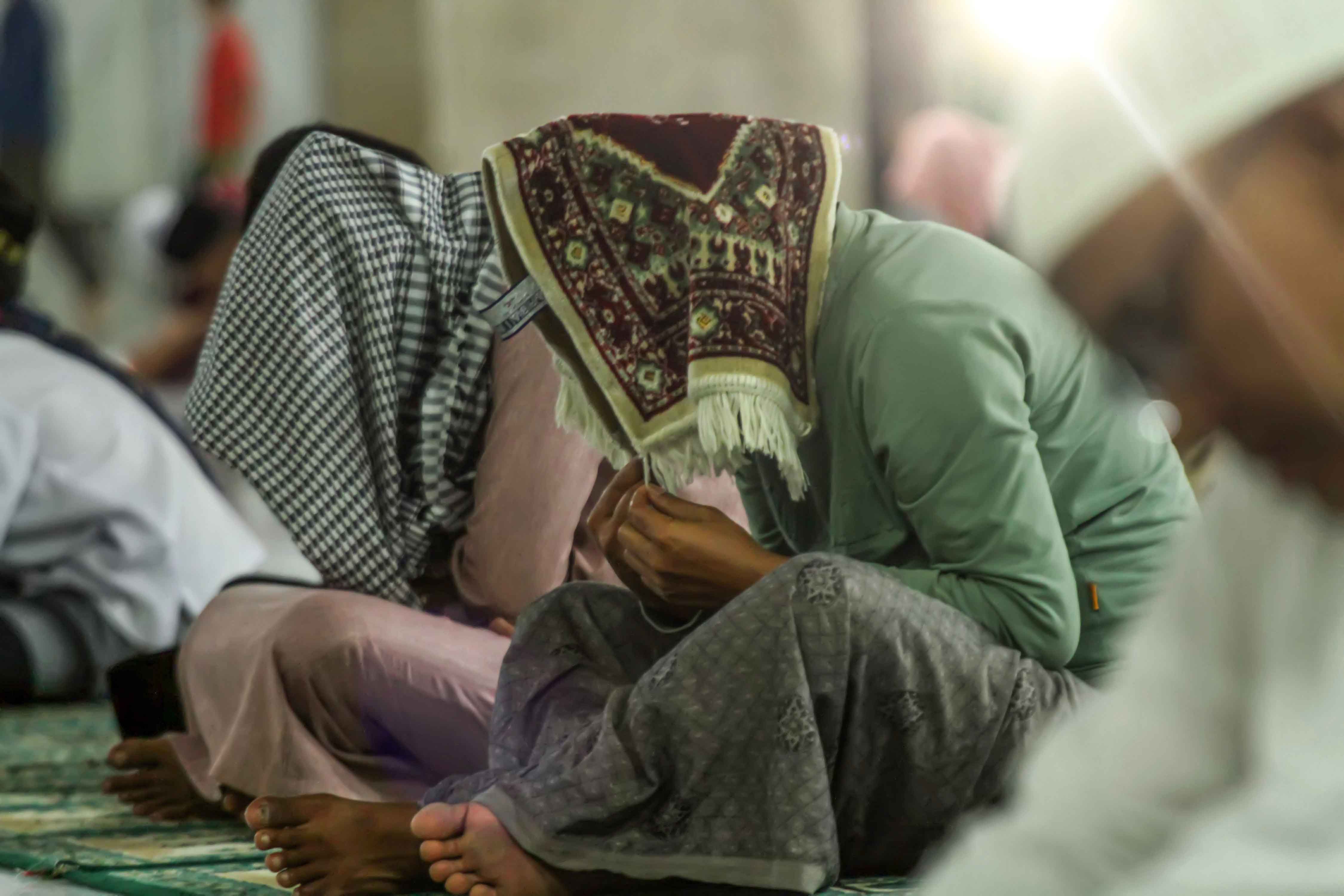 IKTIKAF SEPULUH HARI TERAKHIR RAMADHAN: Umat Islam berdzikir saat iktikaf di Masjid Agung Almarkazul Islamic Centre Lhokseumawe, Aceh, 