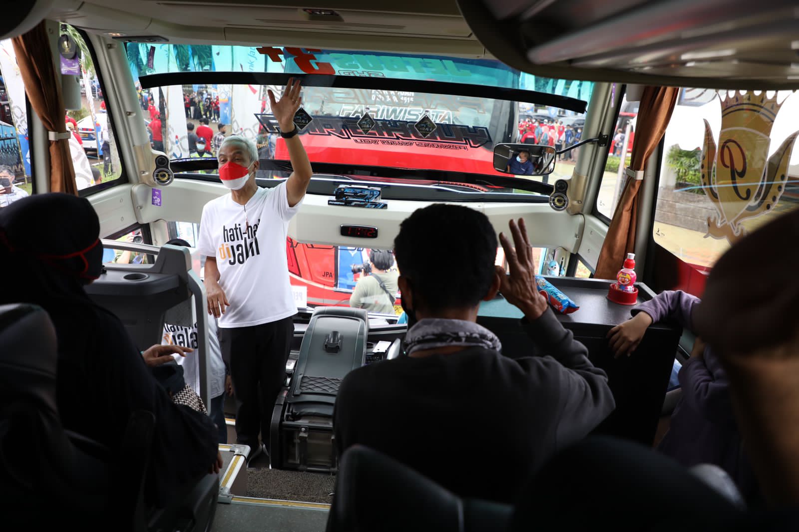 Gubernur Jawa Tengah Ganjar Pranowo melepas keberangkatan pemudik Jateng dari TMII Jaktim, Kamis (28/4) 