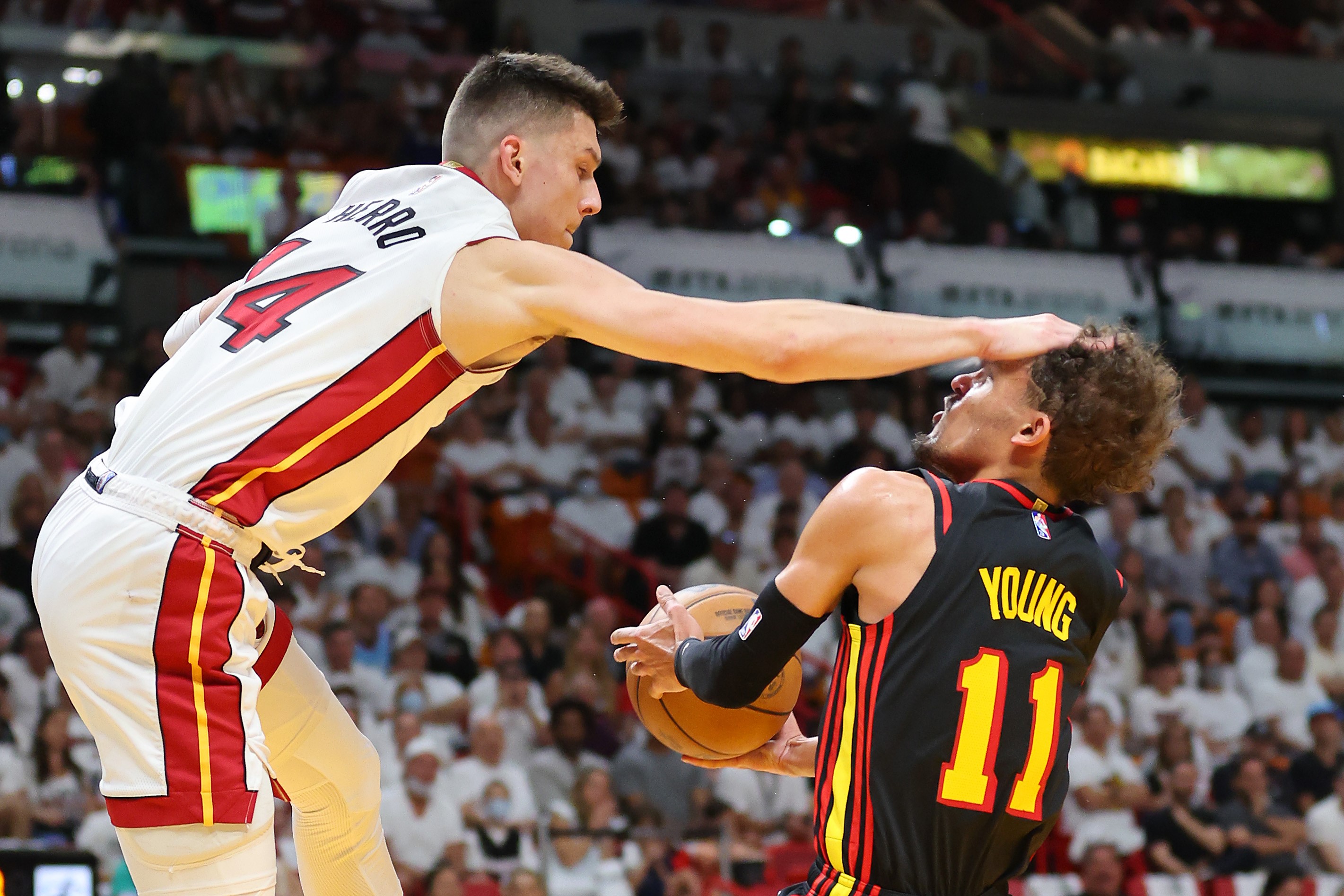 Pemain Miami Heat Tyler Herro (kiri) mengawal bintang Atlanta Hawks Trae Young di Gim 1 playoff NBA.