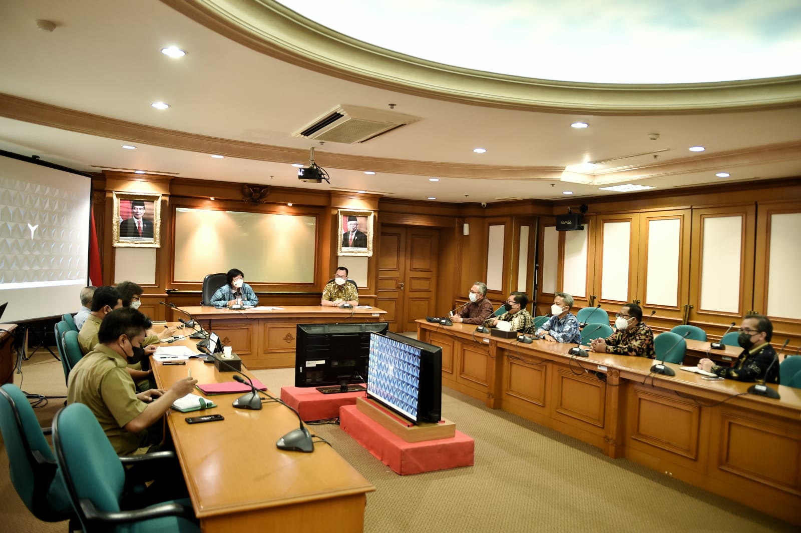 Menteri Lingkungan Hidup dan Kehutanan Siti Nurbaya dan Rektor IPB University, Prof. Arif Satria menggelar pertemuan bahas satwa liar. 