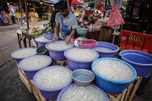 Pedagang mengecek kolang kaling dagangannya