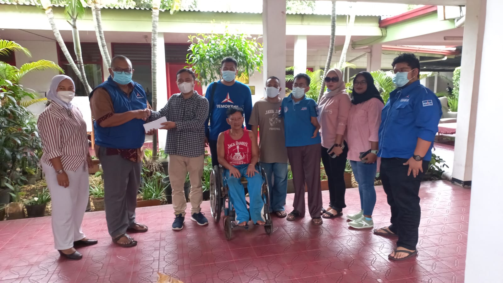 DPD Partai Demokrat DKIJakarta donasikan hasil bazar ke rumah disabilitas