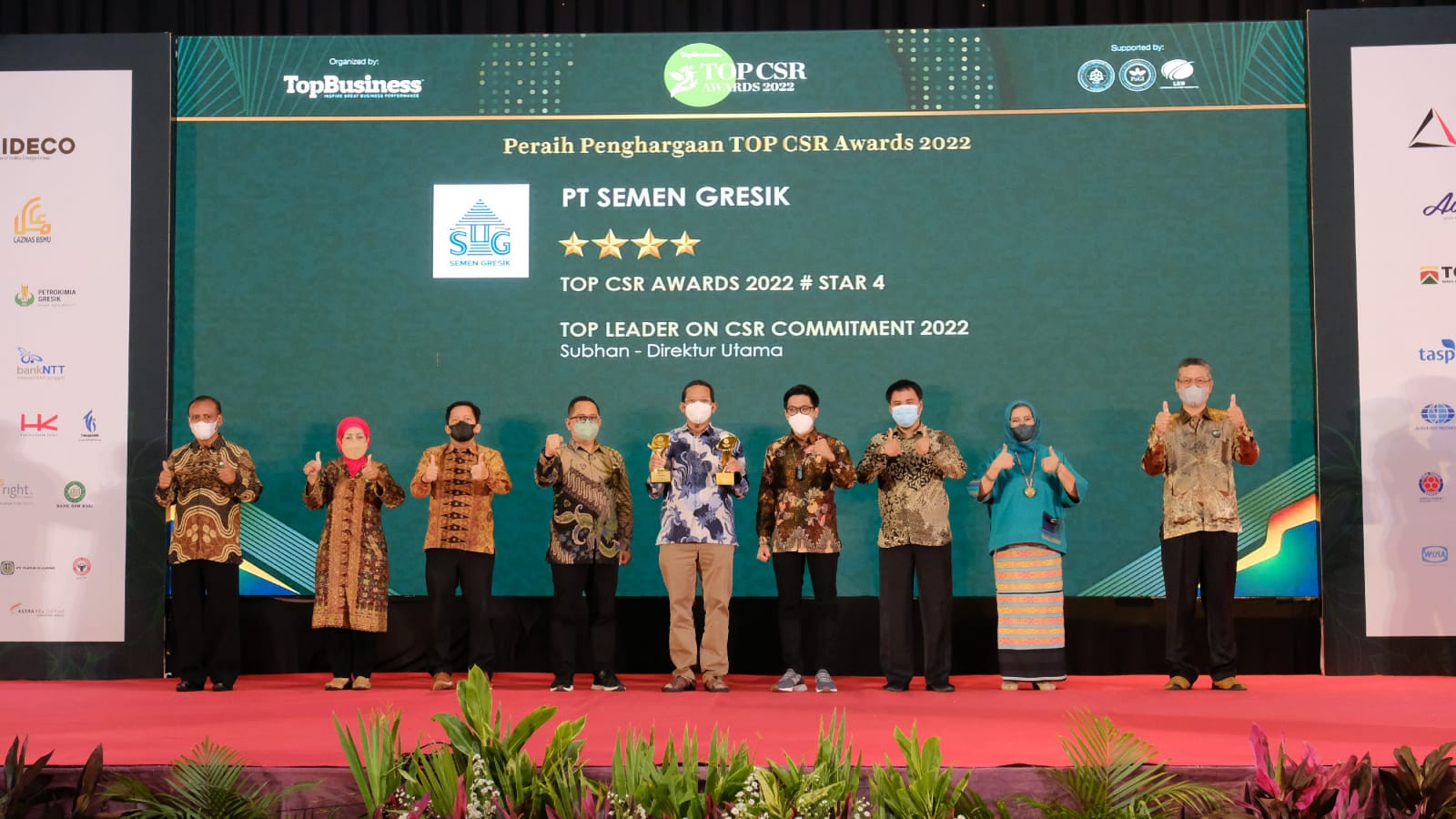 Senior Manajer Komunikasi & CSR PTSG Dharma Sunyata (Tengah) bersama tim berfoto bersama selepas menerima penghargaan TOP CSR Awards 2022