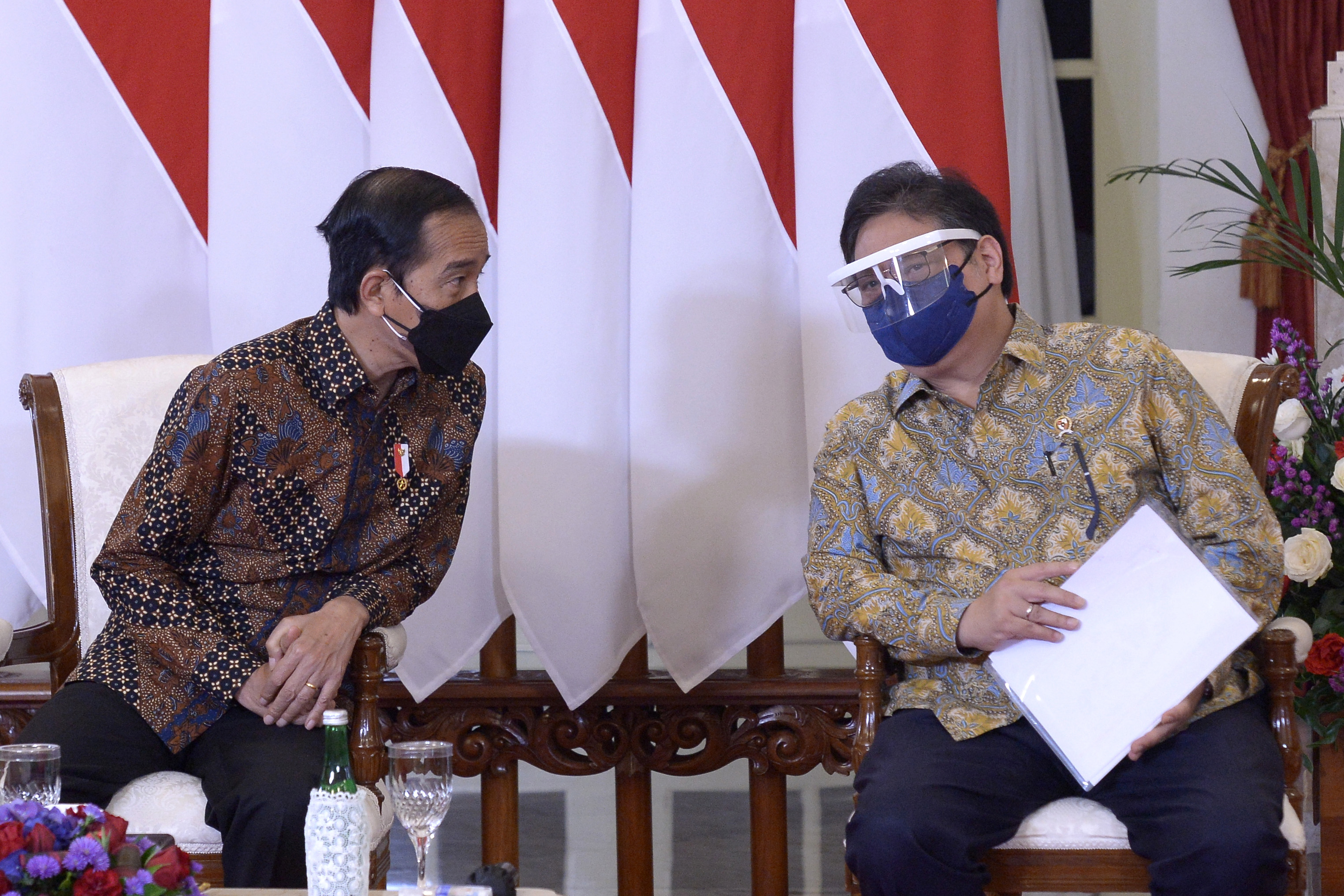 residen Joko Widodo (kiri) berbincang dengan Menko Perekonomian Airlangga Hartarto.