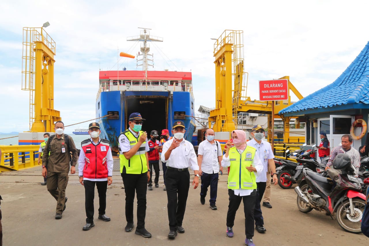 Menko PMK Muhadjir Effendy (empat kiri) saat meninjau Pelabuhan Merak, Banten, Sabtu (30/4).