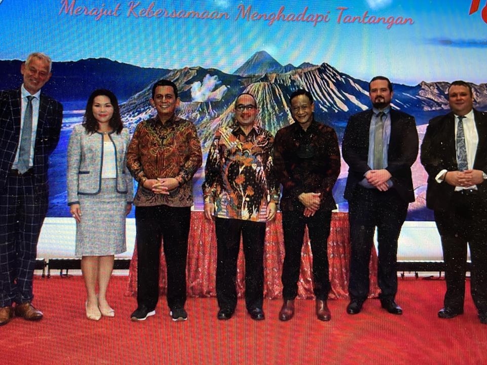 Dari kiri ke kanan: Anton Milner, Ellen Teo, Ansar Ahmad, Suryopratomo, Hanifa Indradjaya, David Ludwig, Simon G Bell.