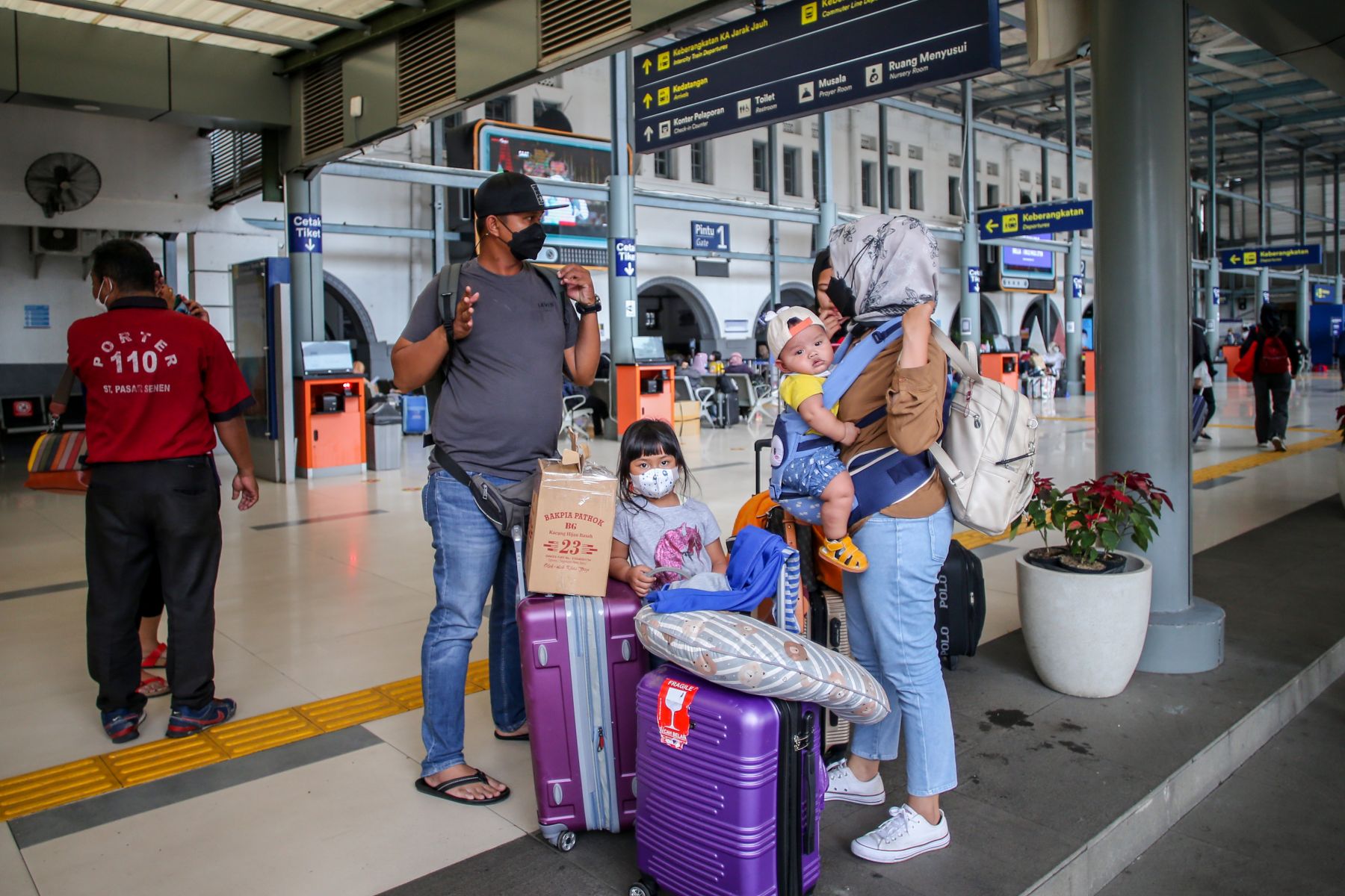 Pemudik menunggu kereta api Sawunggalih dari Kutoarjo tiba di Stasiun Pasar Senen, Jakarta, Senin (3/1/2022) 