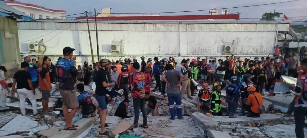 Bangunan ritel modern yang ambruk di Kecamatan Gambur, Banjarmasin, Kalsel